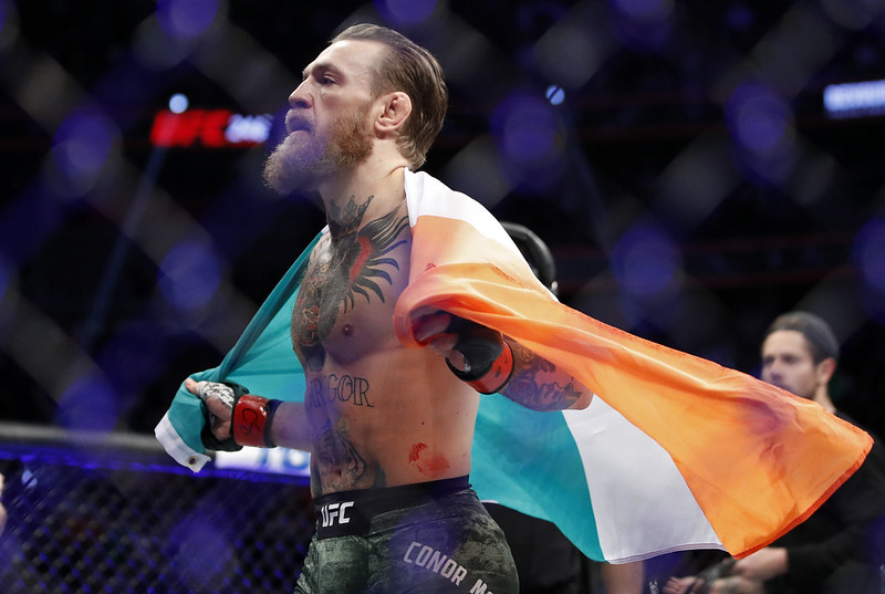 影／挨前UFC冠軍McGregor兩拳　熱火吉祥物Burnie被打到送醫