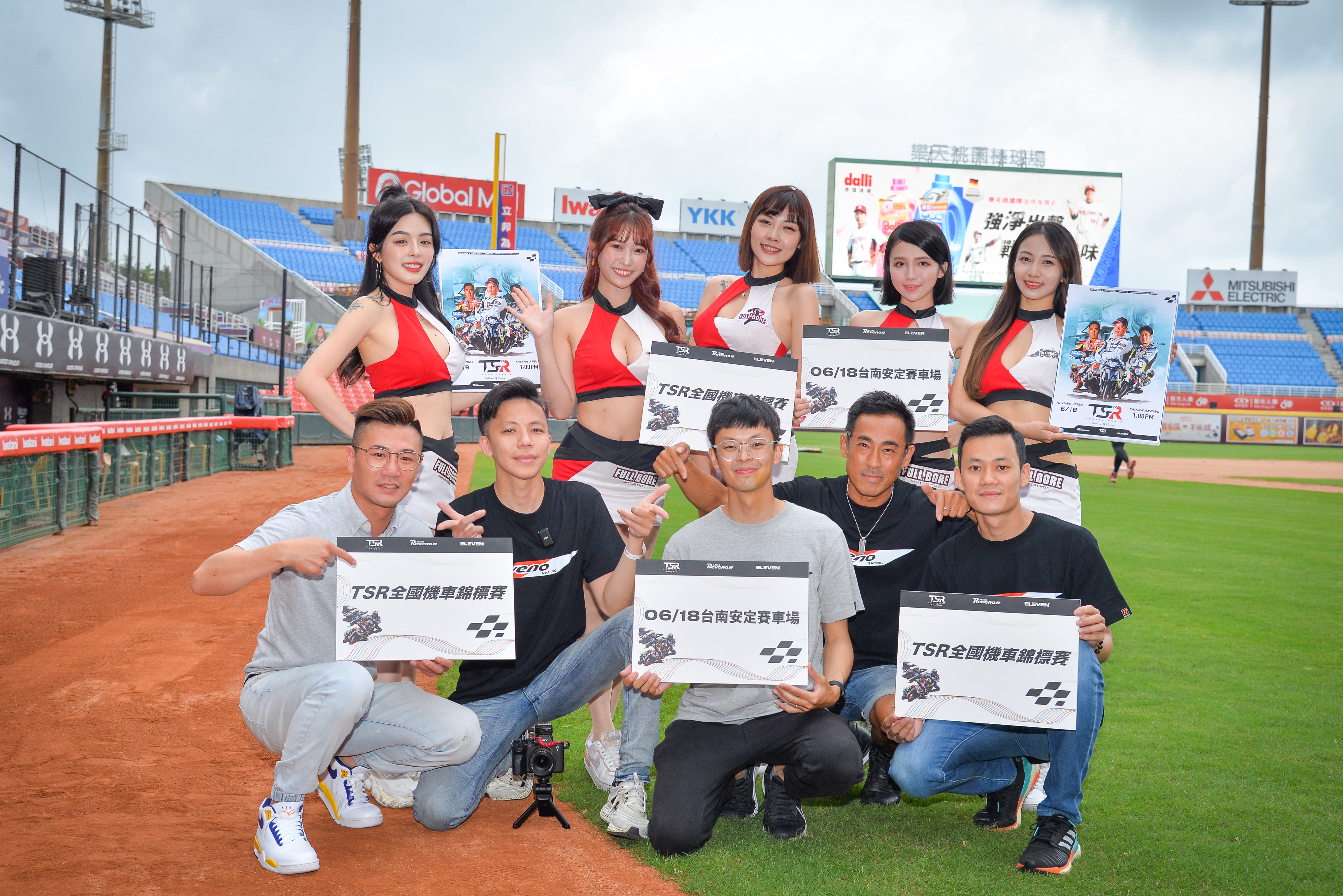 TSR前進樂天球場　看球初體驗引球迷搶拍