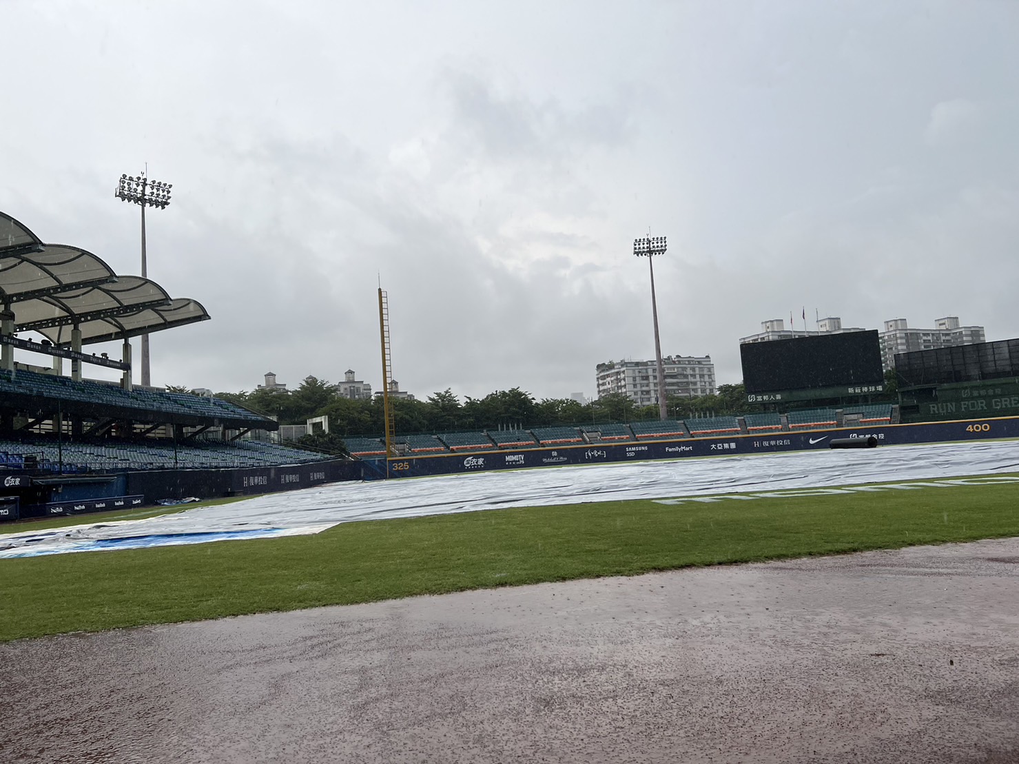 新莊暴雨場地積水　邦獅戰延到7月3日