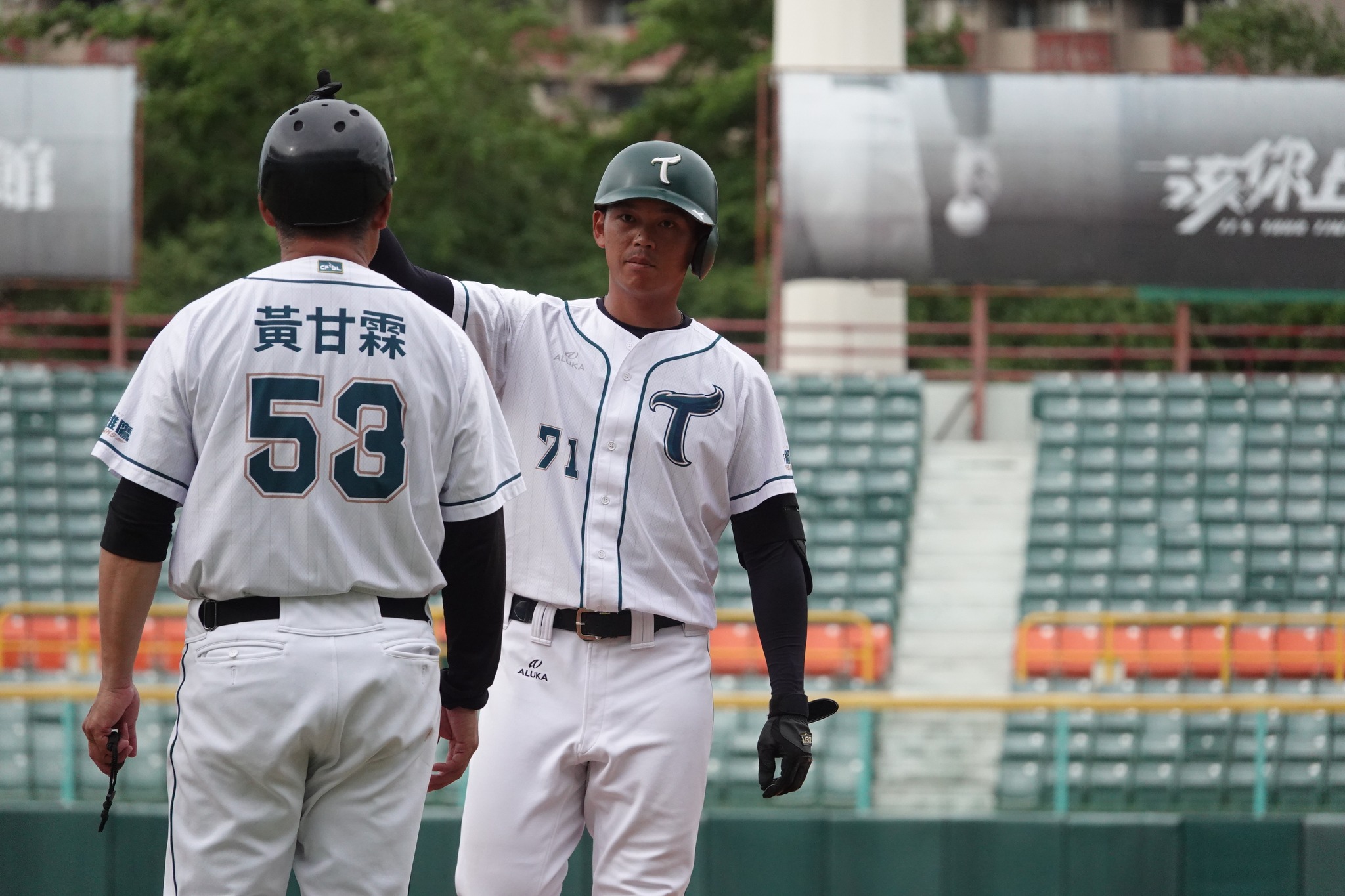 杜家明(右)。台鋼雄鷹提供