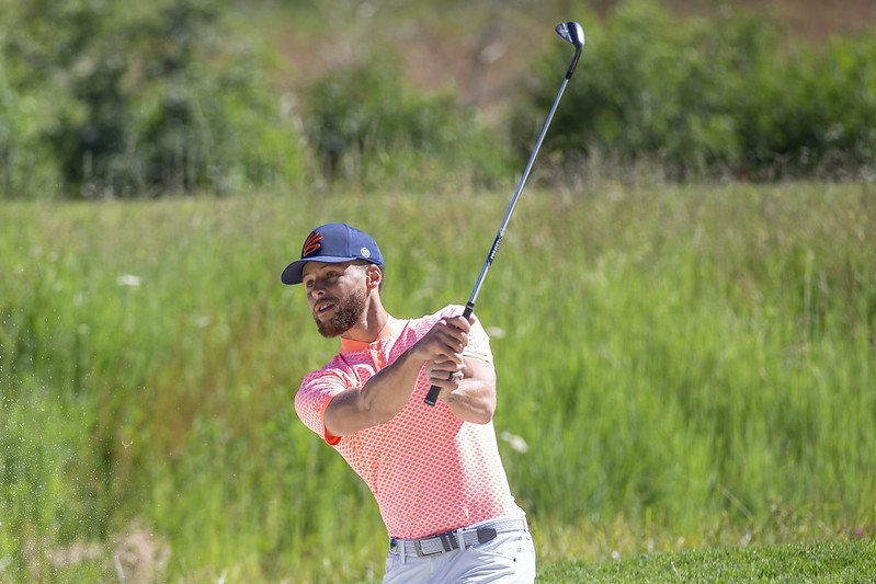 飆進139公尺八分球　Curry興奮慶祝