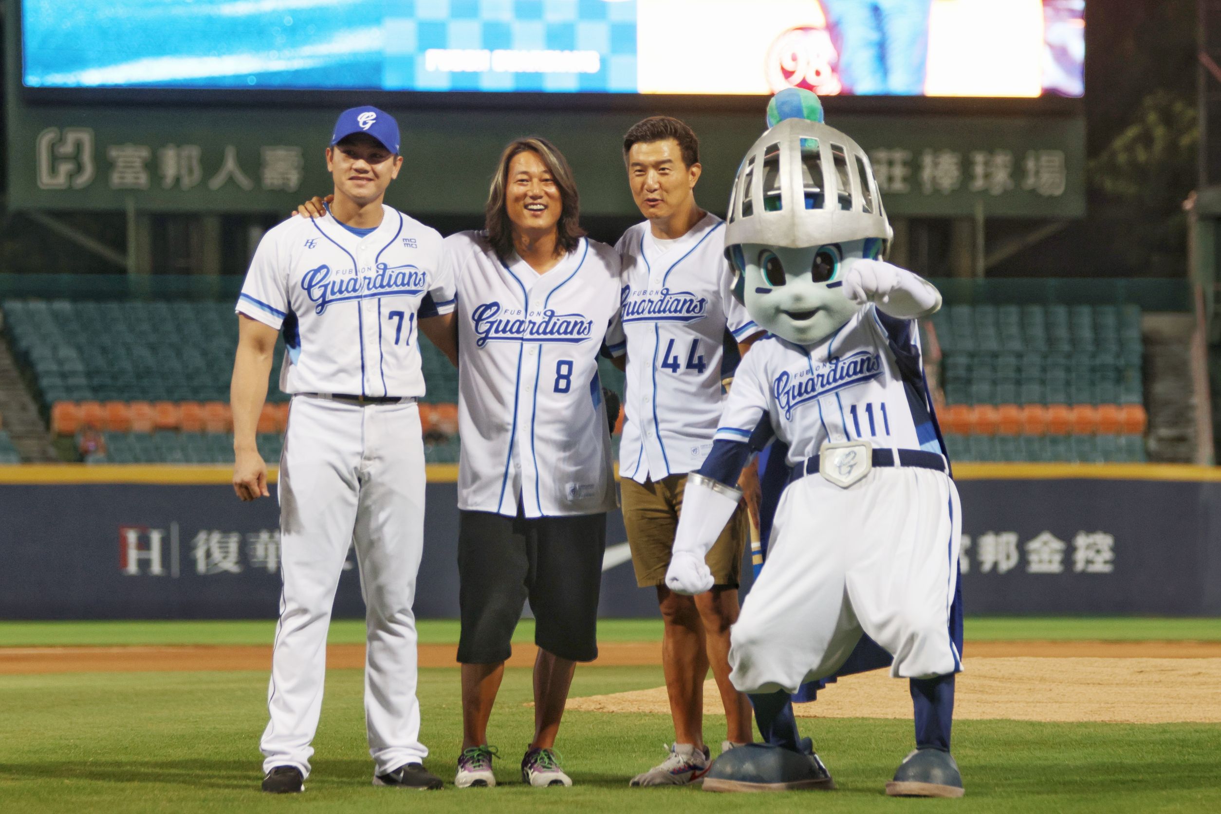 「韓哥」Sung Kang（姜成鎬）來到新莊棒球場為富邦悍將主場比賽開球並為富邦悍將加油。富邦悍將提供