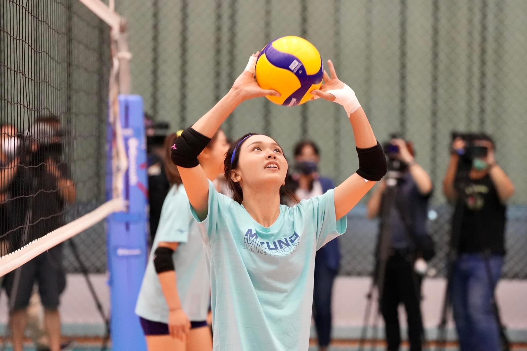 成都世大運開幕式　女排指揮塔廖苡任掌旗  