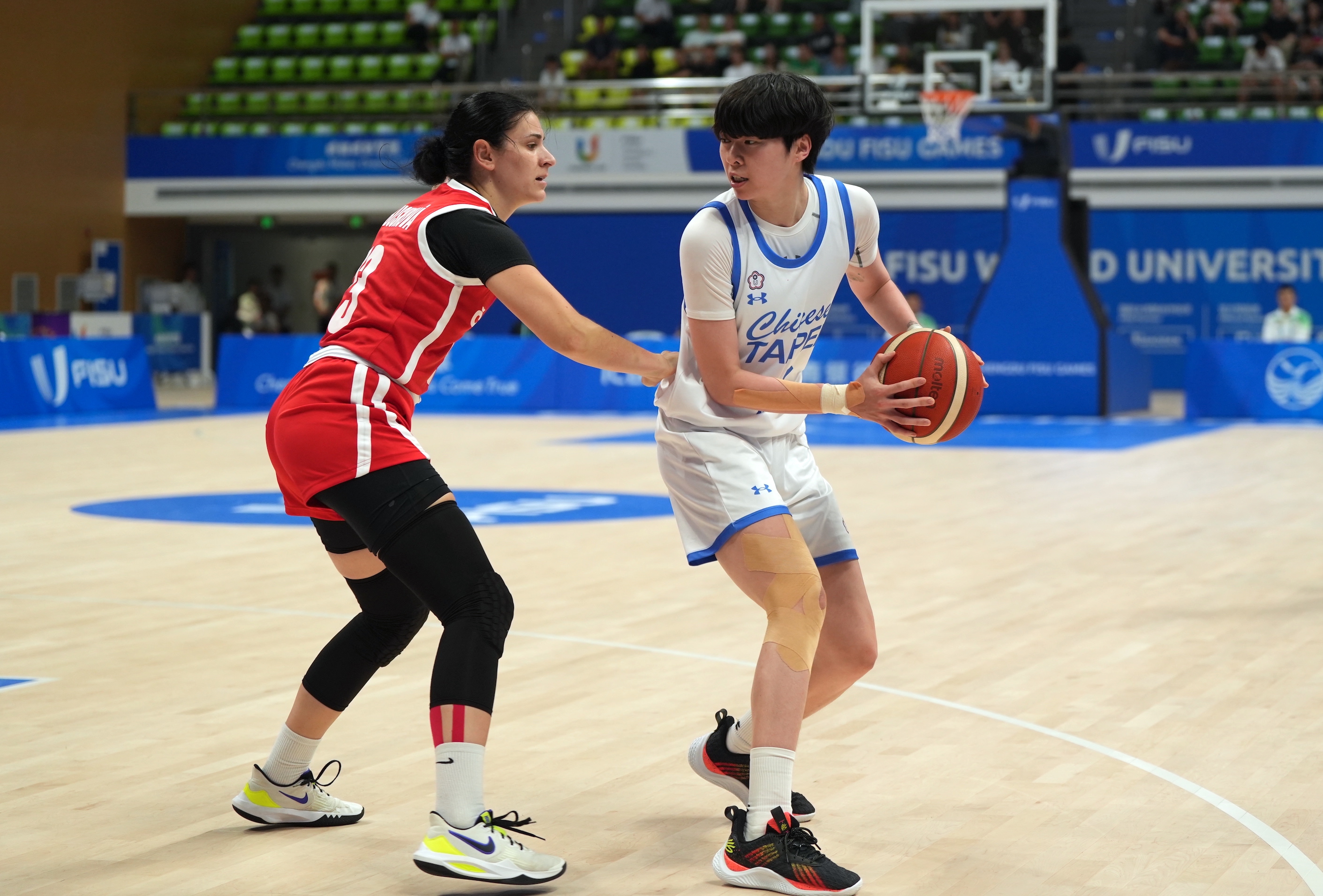 林蝶、林正姐弟同時出征世大運籃球　彼此加油打氣