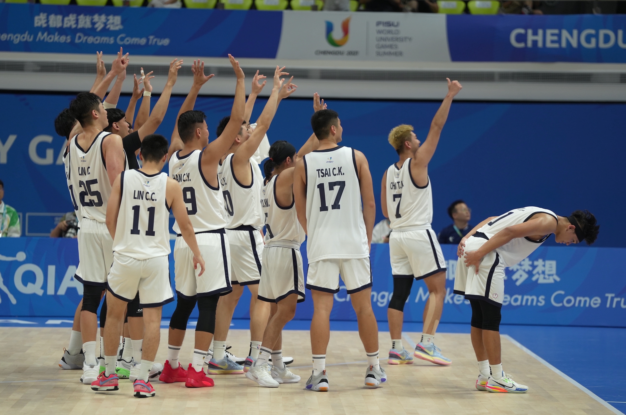 世大運》運動家精神　中華男籃隊擊敗中國隊　賽後向觀眾致意