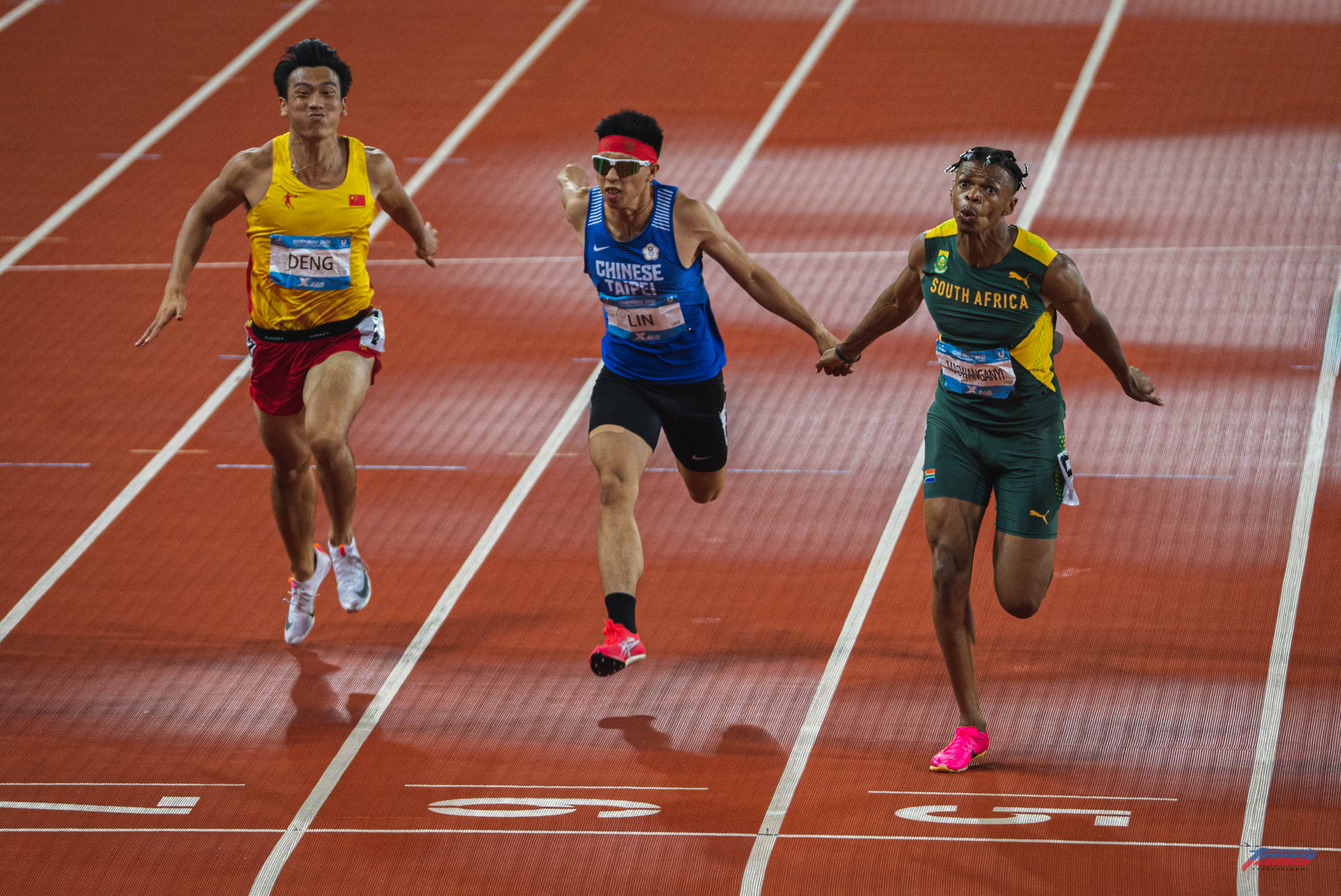 世大運》林祐賢男子百公尺飆10秒24　開心家人在場見證