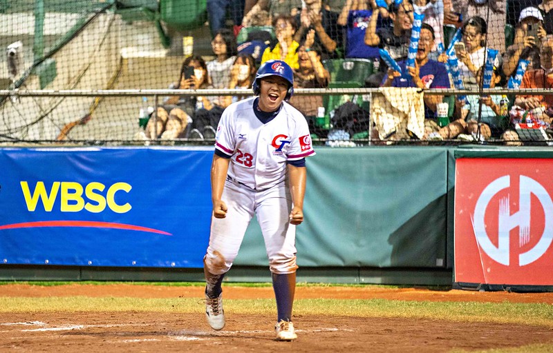 U12》敲出長打跑回關鍵一分　邱亞恩打側投有秘訣