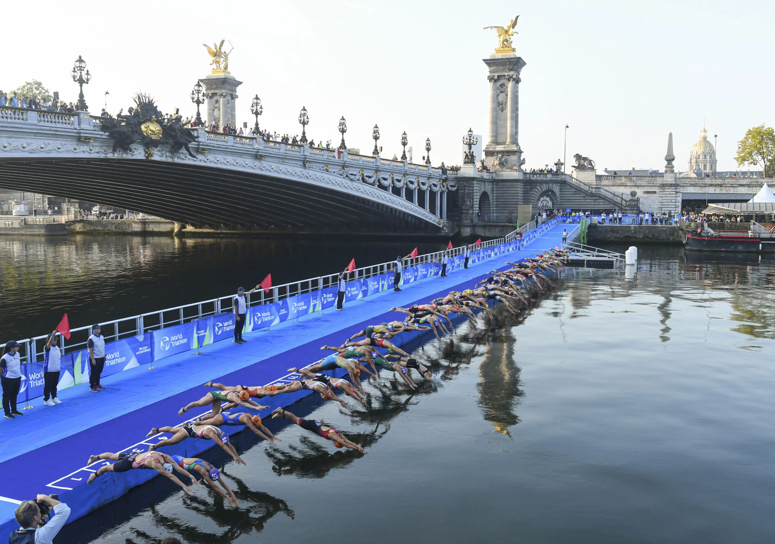 塞納河水質獲改善　巴黎奧運鐵人三項測試賽登場