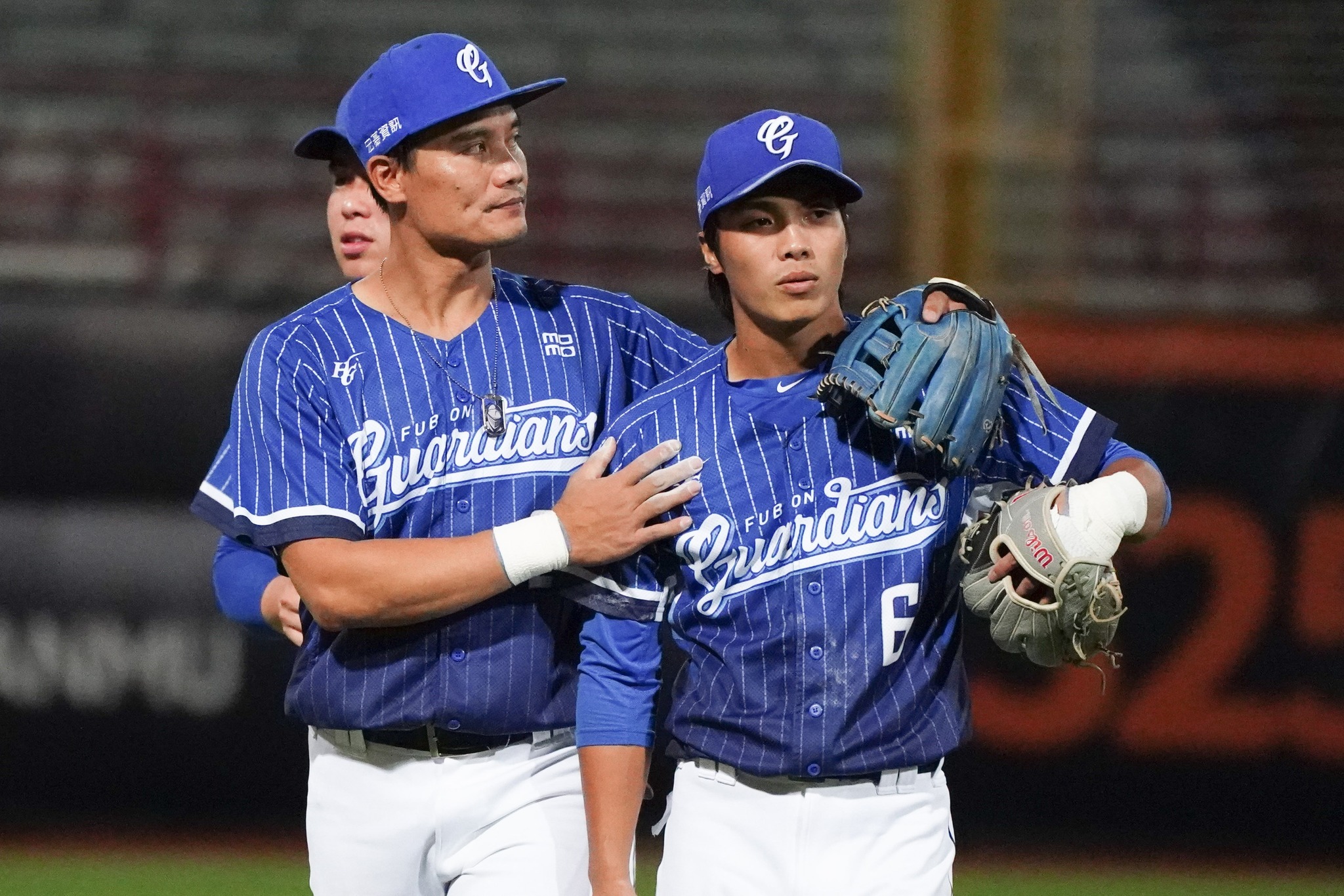 葉子霆失誤時給予超暖擁抱並鼓勵　王勝偉：希望他這束光芒一直都在 - TSNA體育新聞團隊