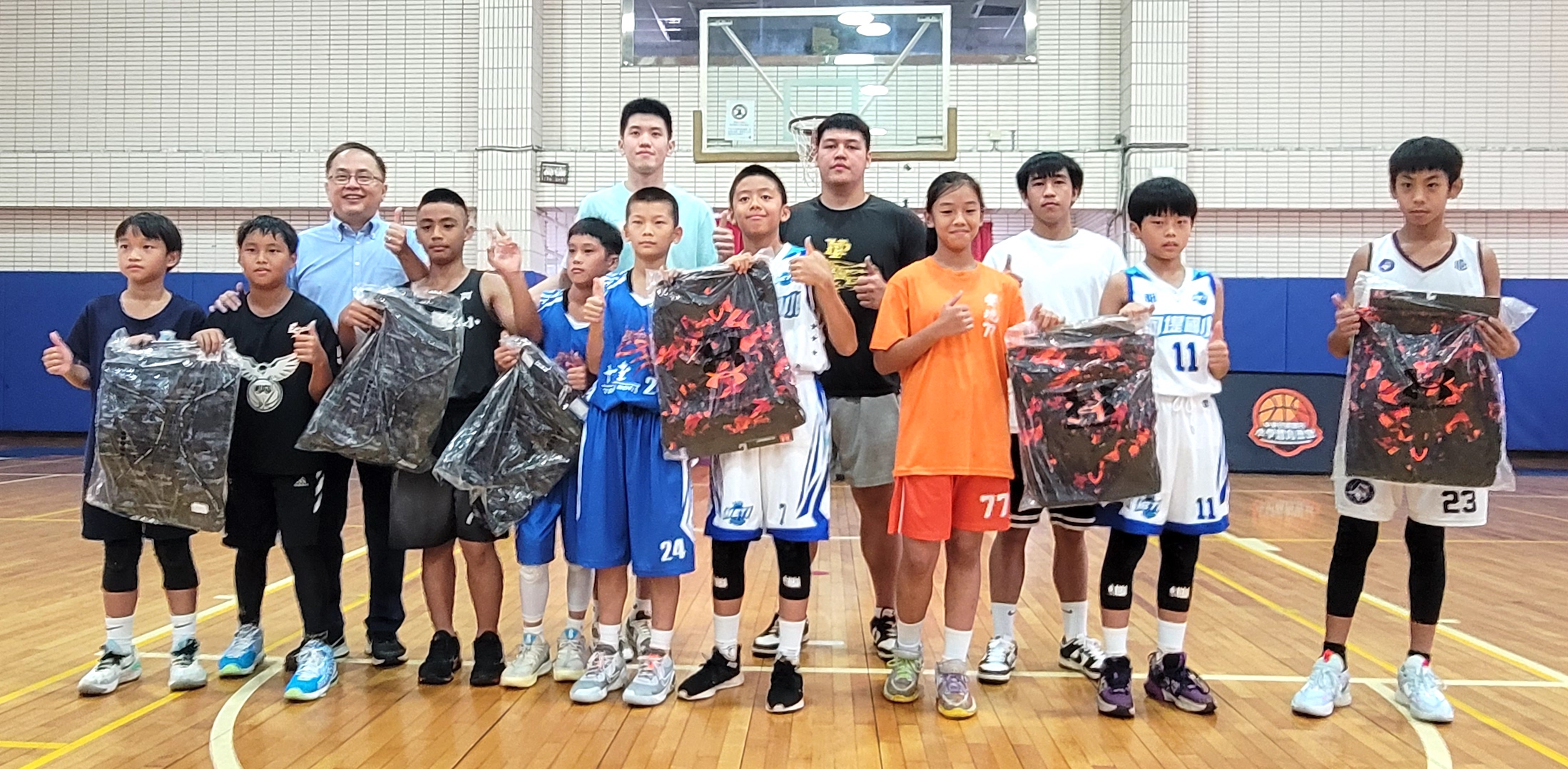 國小籃球夏季聯盟開打　林庭謙到場鼓勵孩童