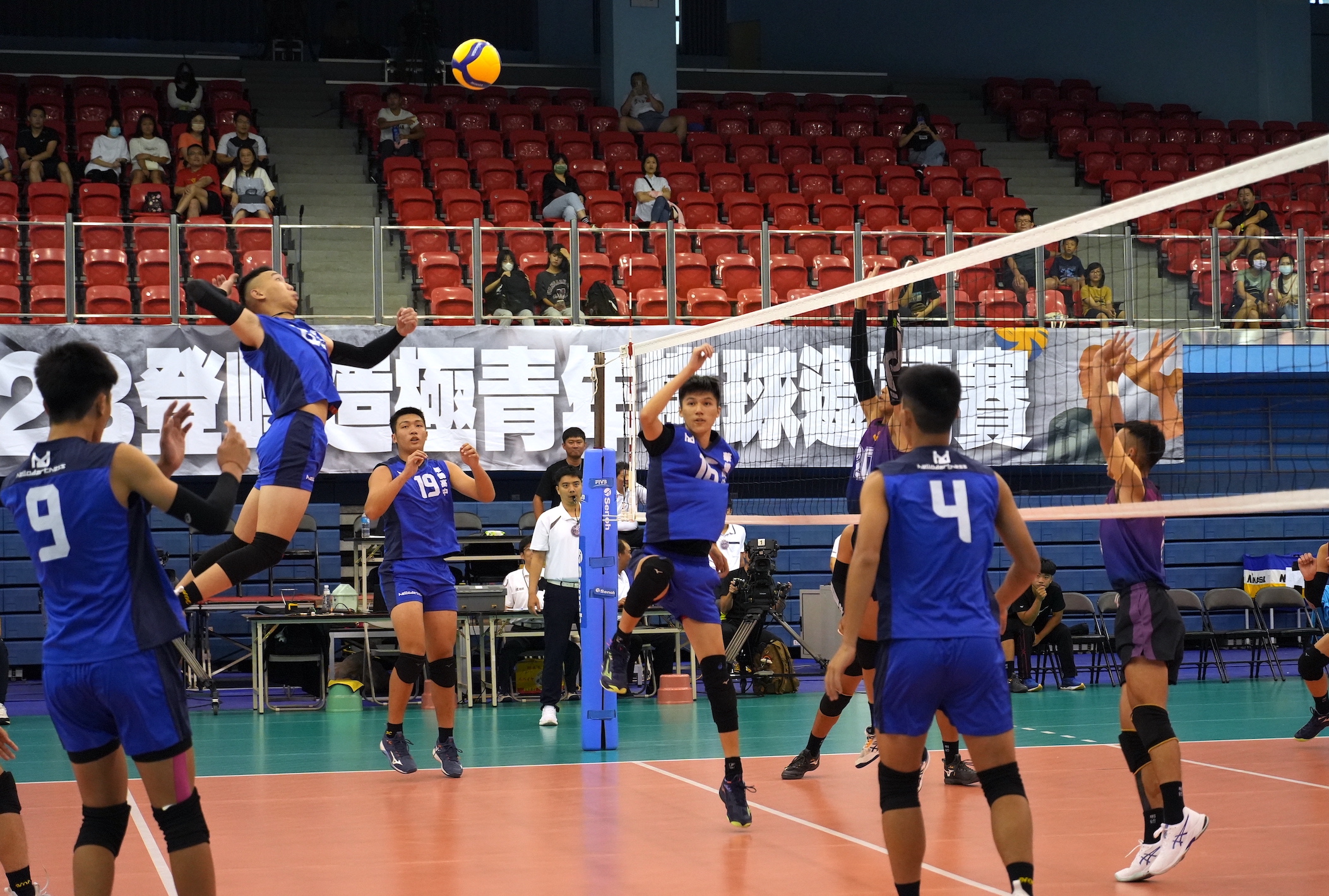 登峰造極青排賽開打　男子衛冕軍華僑高中首戰告捷