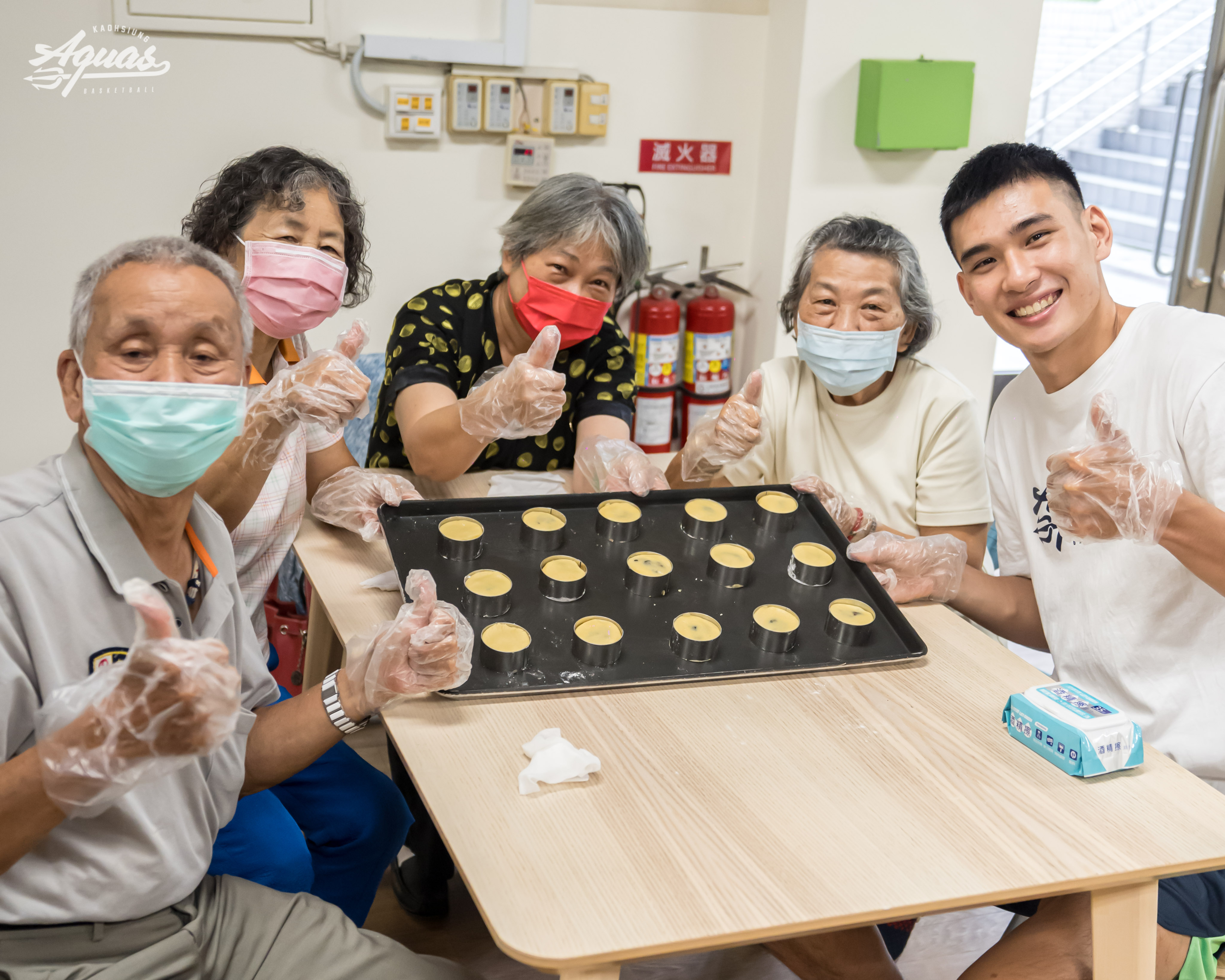 勤明慶、唐維傑做公益　陪爺奶提前過中秋