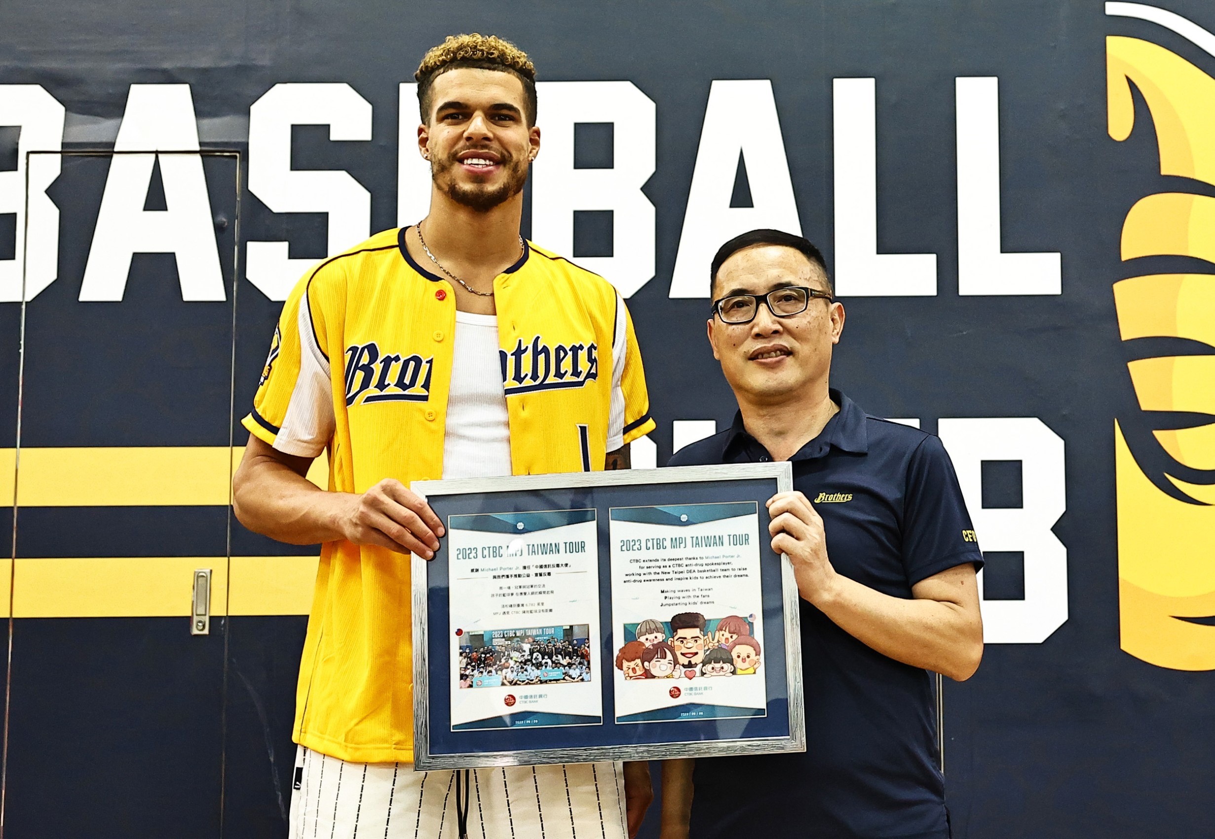 Michael Porter Jr.訪台擔任反毒大使　中國信託致贈手繪Q版感謝狀