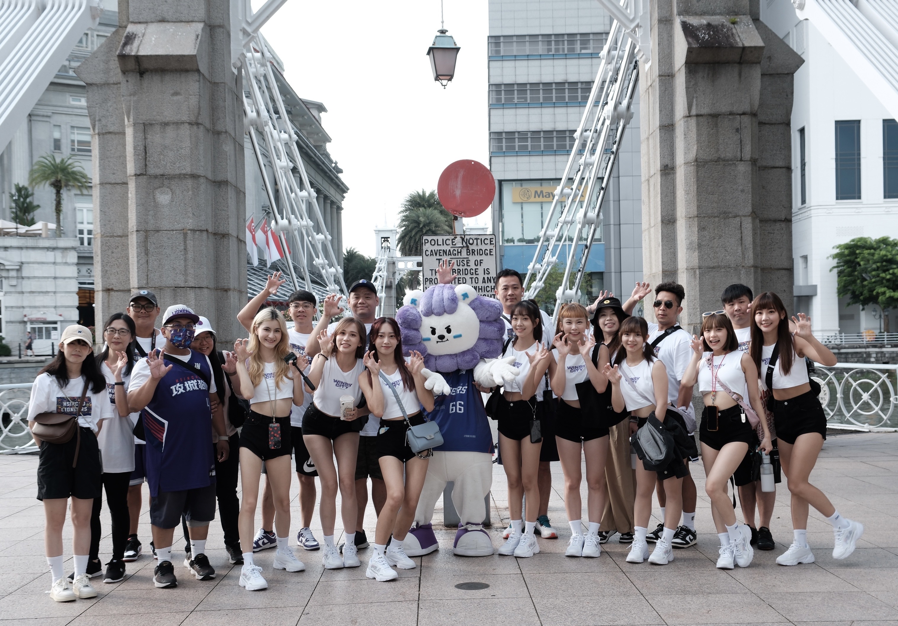 慕獅女孩在新加坡高人氣　與魚尾獅相見歡