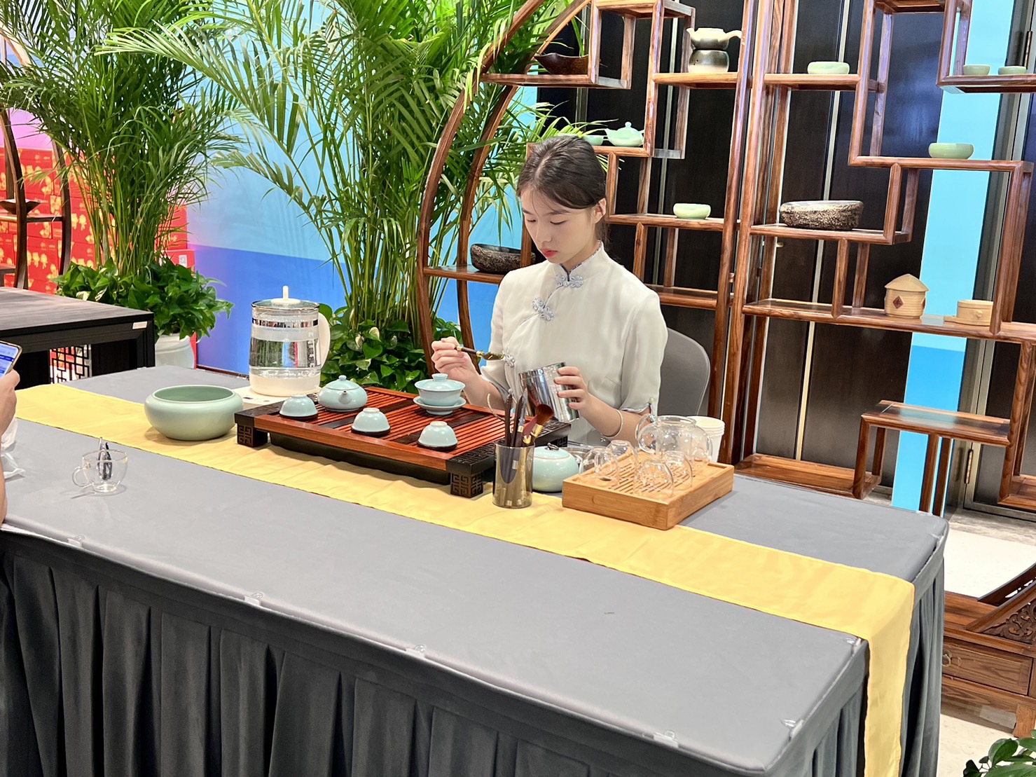 杭州亞運》推廣茶文化「軟實力」　美女小姊姊沏茶