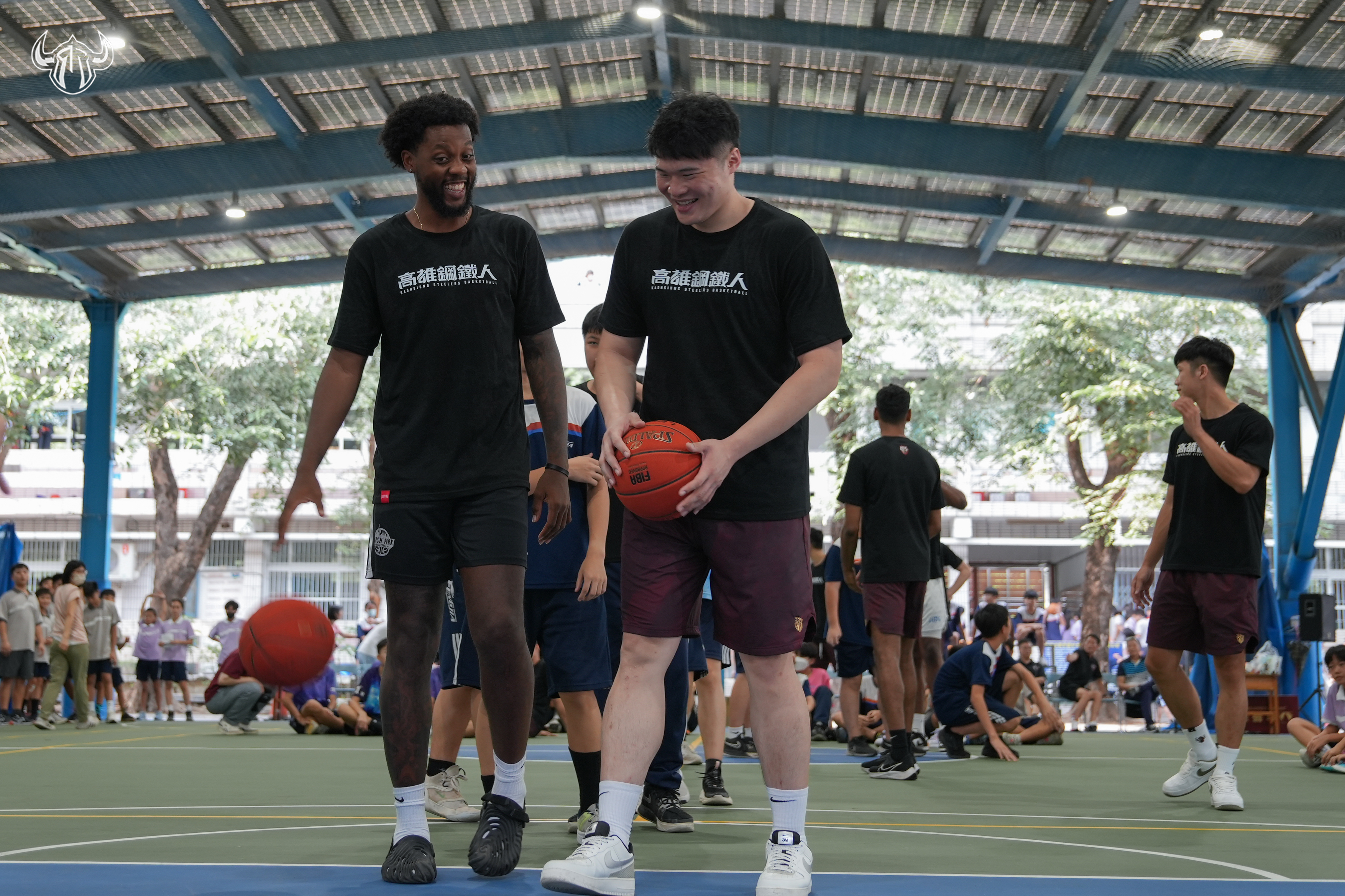 鋼鐵人全員到齊　走入校園與學生互動