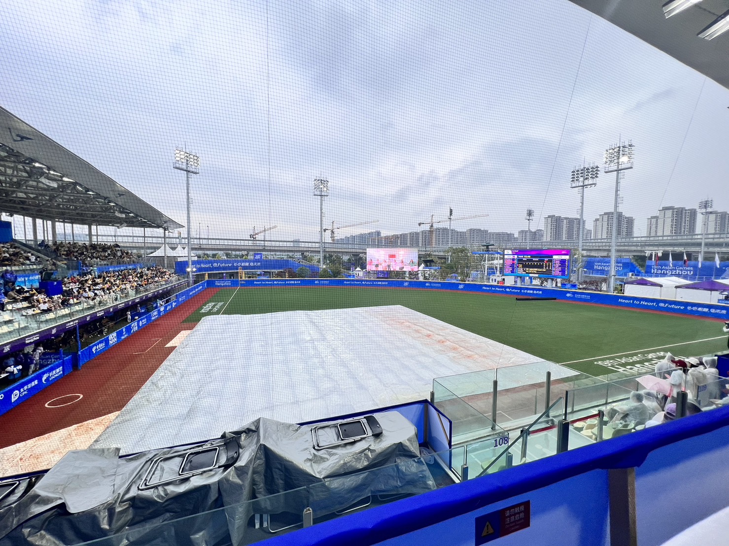 杭州亞運》女壘中華戰菲律賓天降大雨　暫停時有主持人帶遊戲解悶
