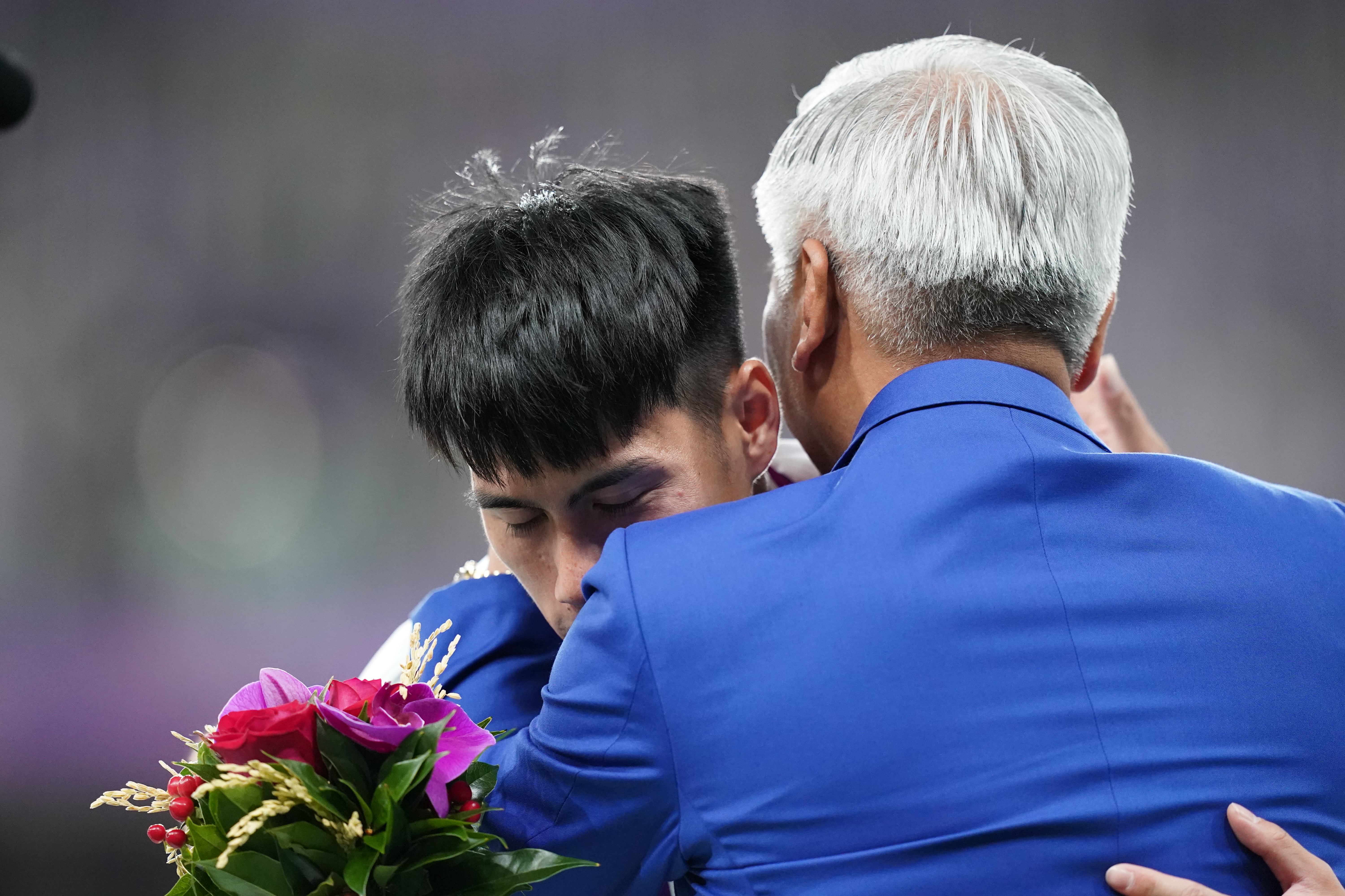 杭州亞運》楊俊瀚200公尺摘銅　我國田協秘書長王景成頒獎