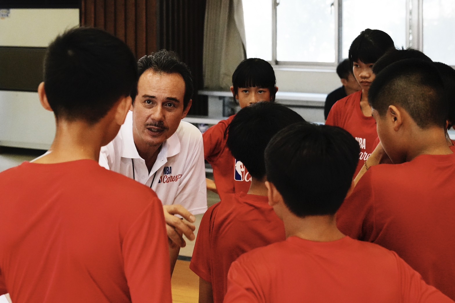 緯來電視網攜手NBA啟動籃球關懷列車　帶領小球員圓球星夢