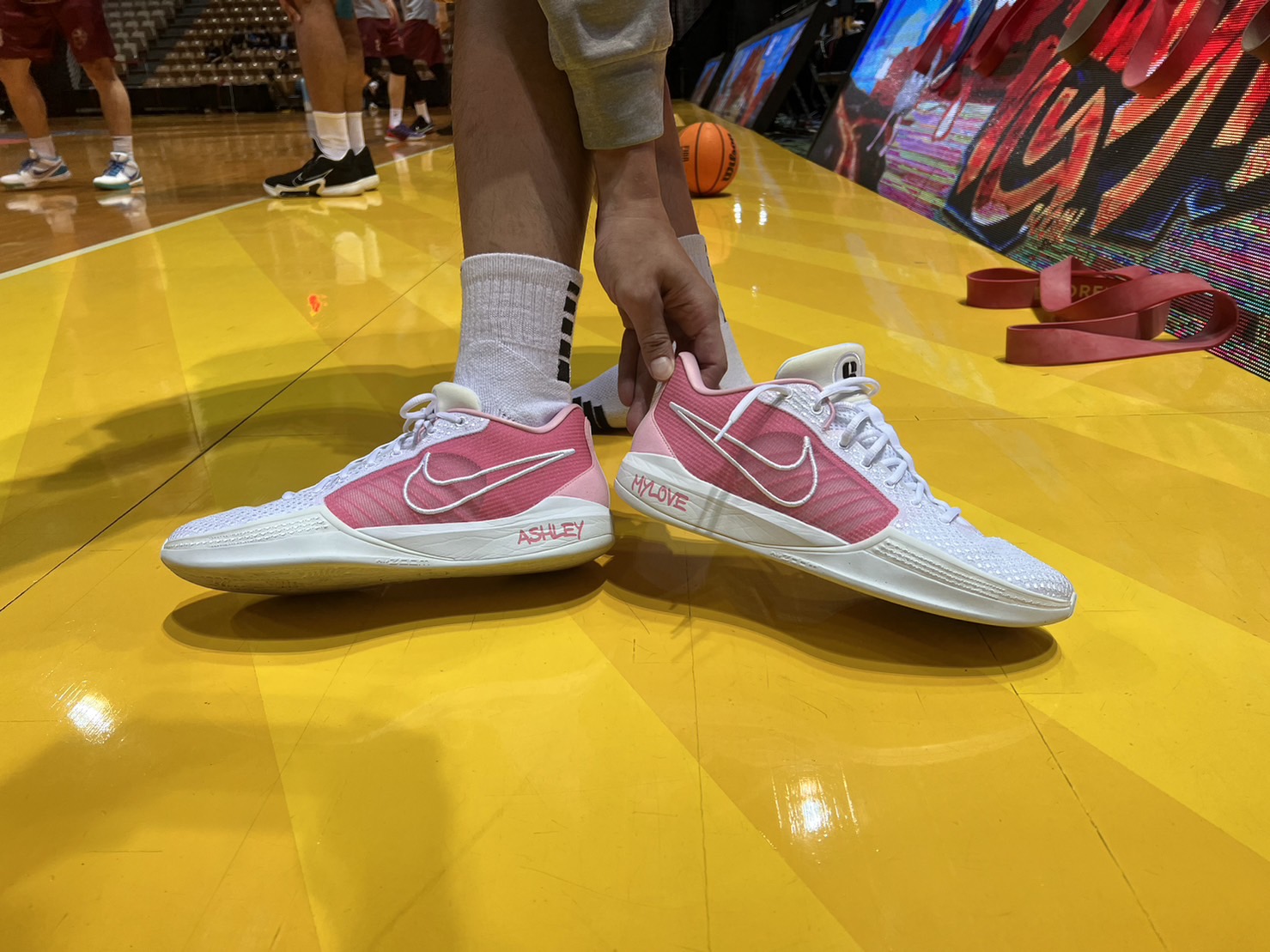 張博勝職業賽場首戰　粉紅戰靴獻愛妻