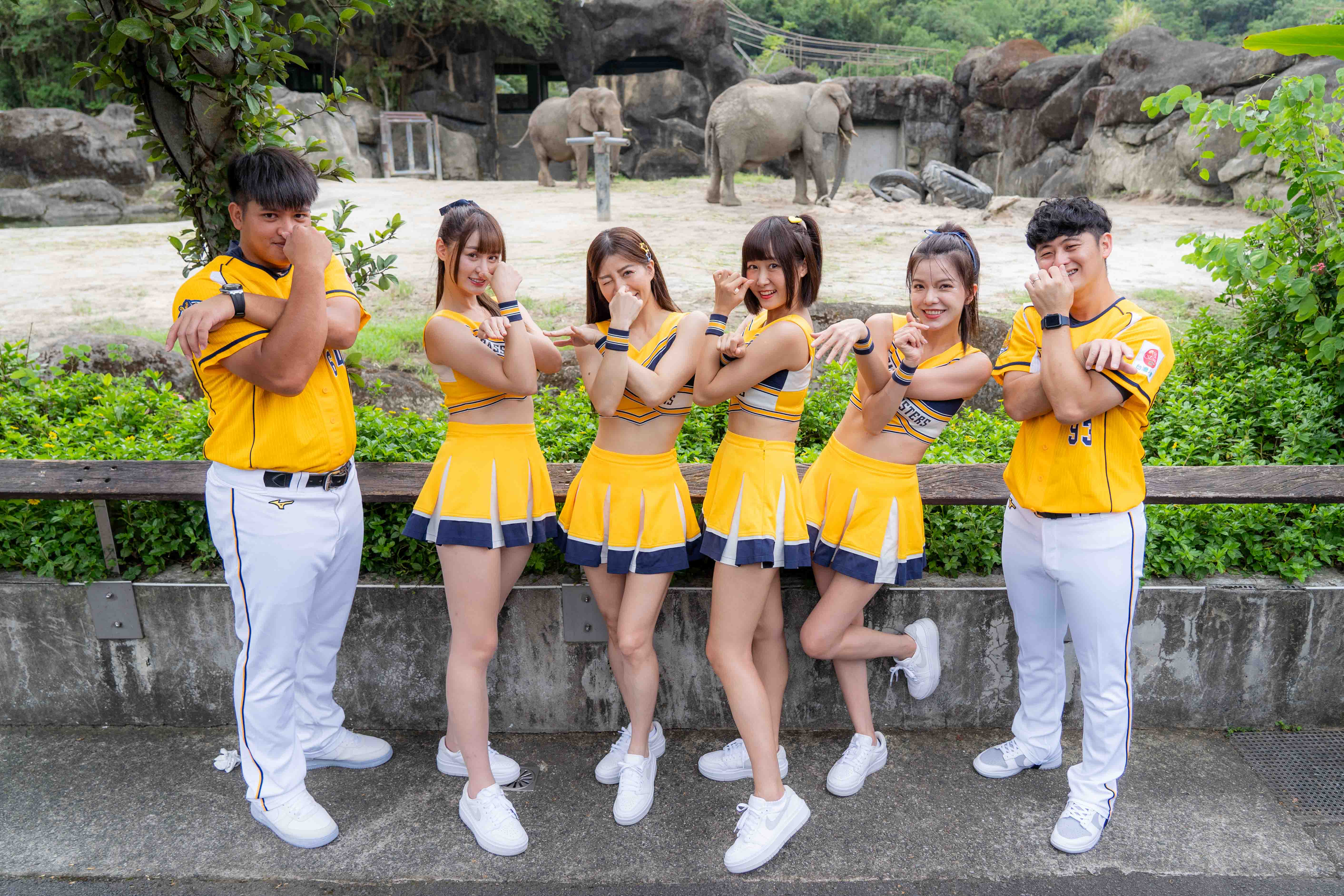 中信兄弟吳哲源、黃恩賜率啦啦隊女神　響應 千人「與獸同行」