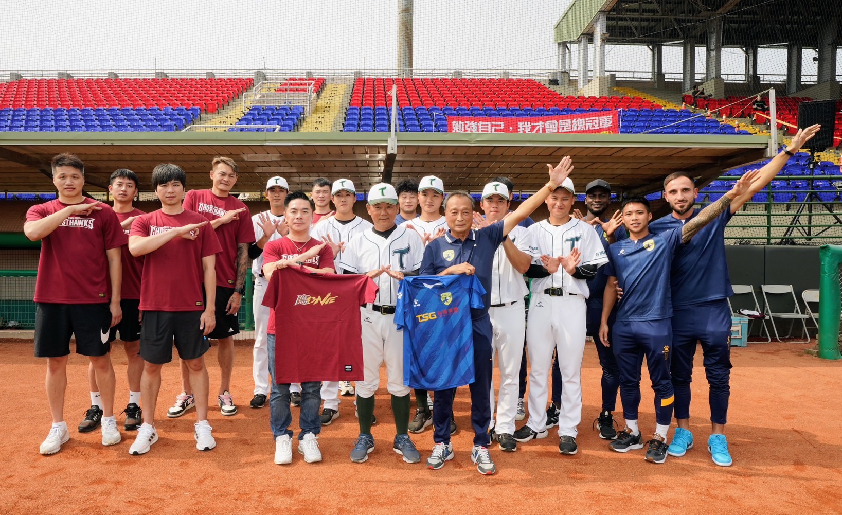 台鋼球隊齊聚替雄鷹打氣　獵鷹教頭劉孟竹帶隊「校外教學」
