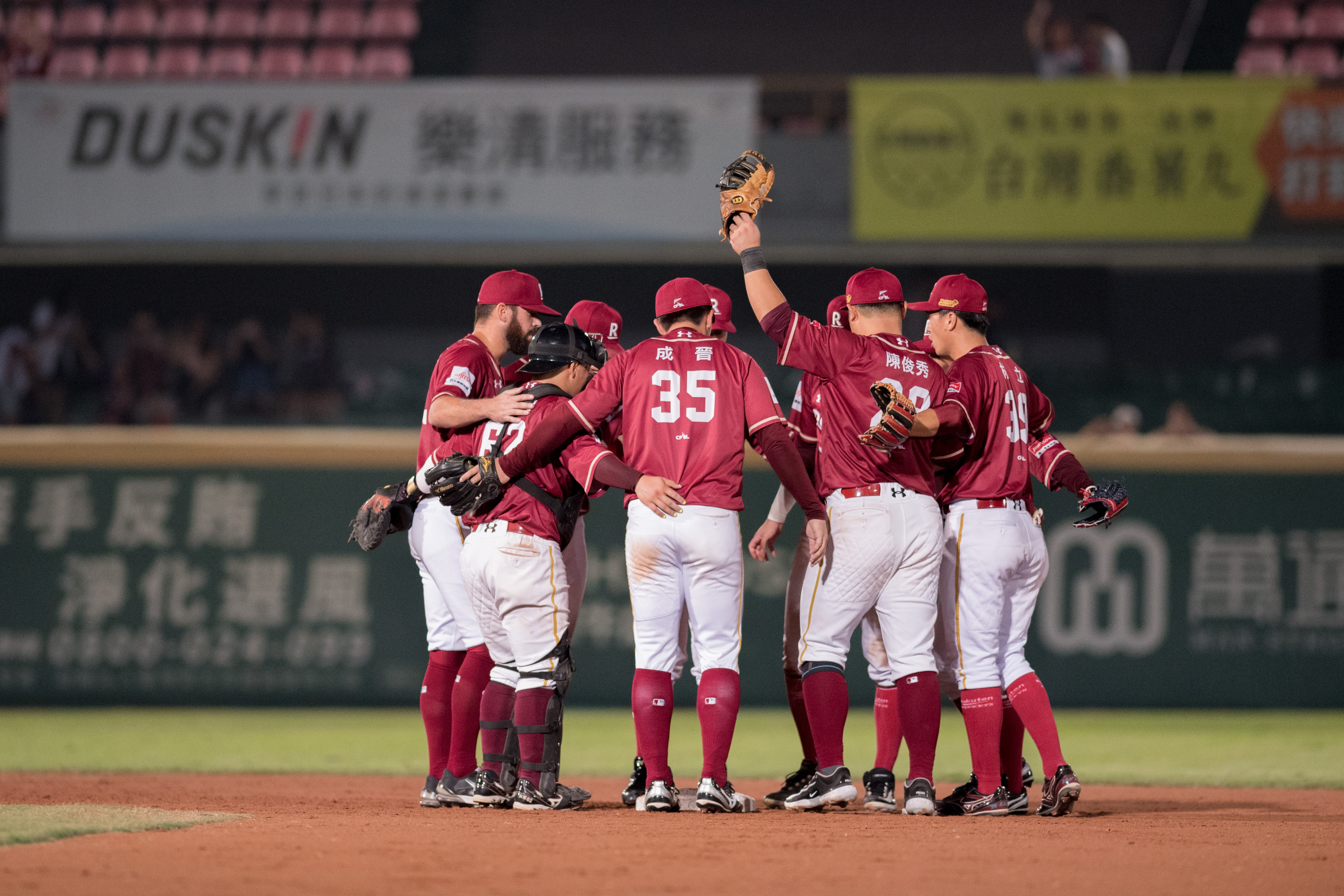 樂天桃猿慶祝勝利。特約攝影蔡光逸/攝