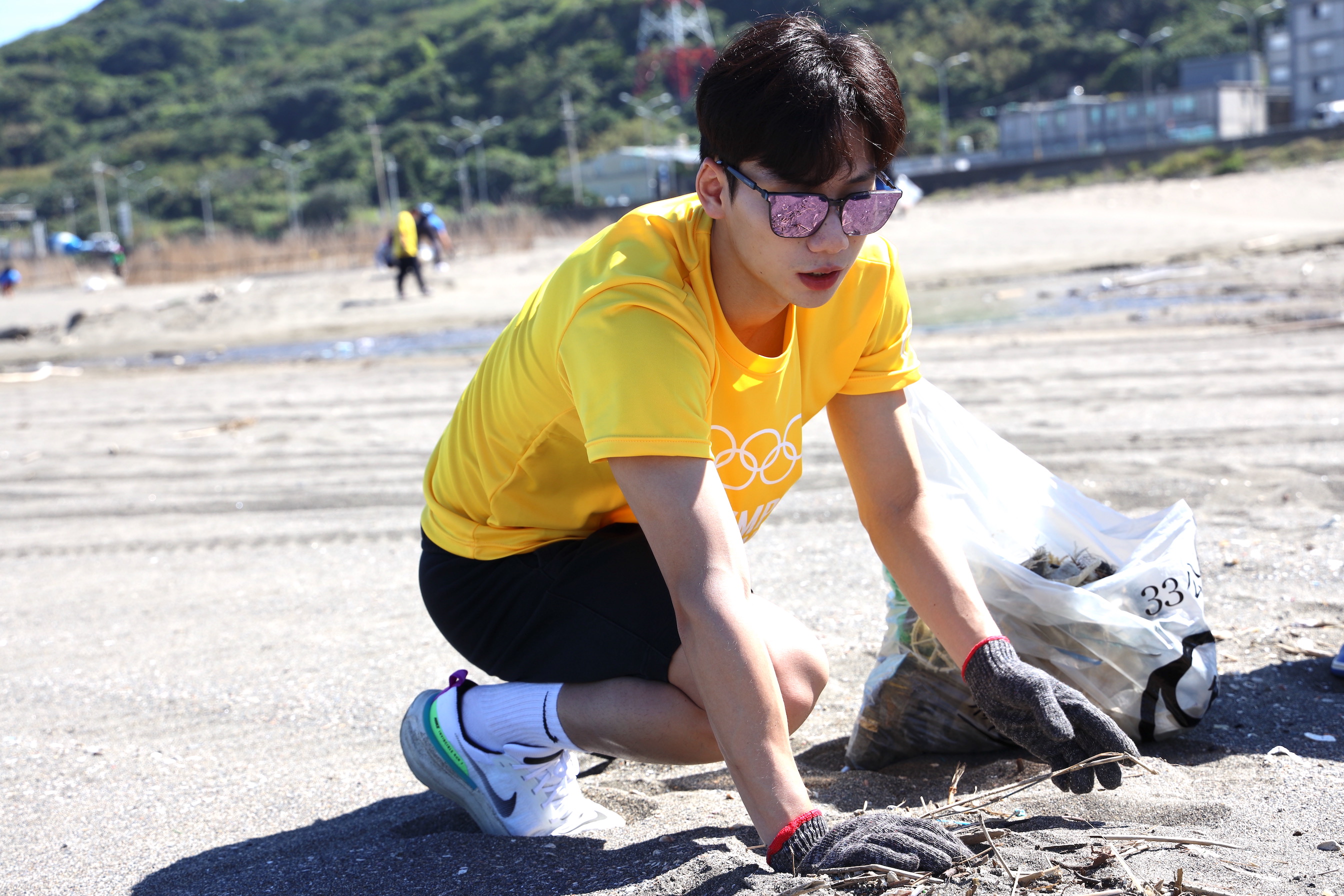 舉重女神郭婞淳、台灣蝶王王冠閎　響應中華奧會淨灘