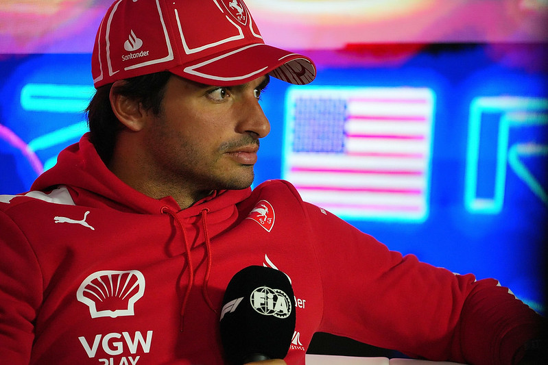 賽道人孔蓋鬆脫　法拉利Sainz要被罰退10位起跑