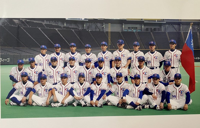 奧運棒球銀牌30周年/奧運金牌戰後返台插大　楊賢銘發奮告別萬年助教（中）