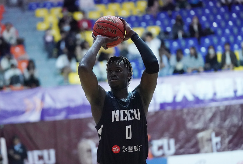 新隊長狂砍33分20板政大2連勝　莫巴耶：我只是盡力發揮