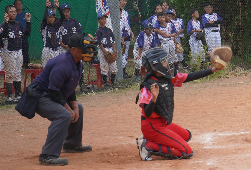 關懷盃》客串捕手遭球吻　埔里小女生不想在男生面前哭