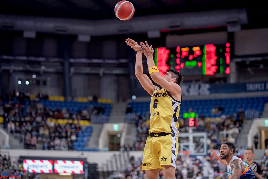 楊敬敏、戴維斯同出賽　國王東超半場落後3分