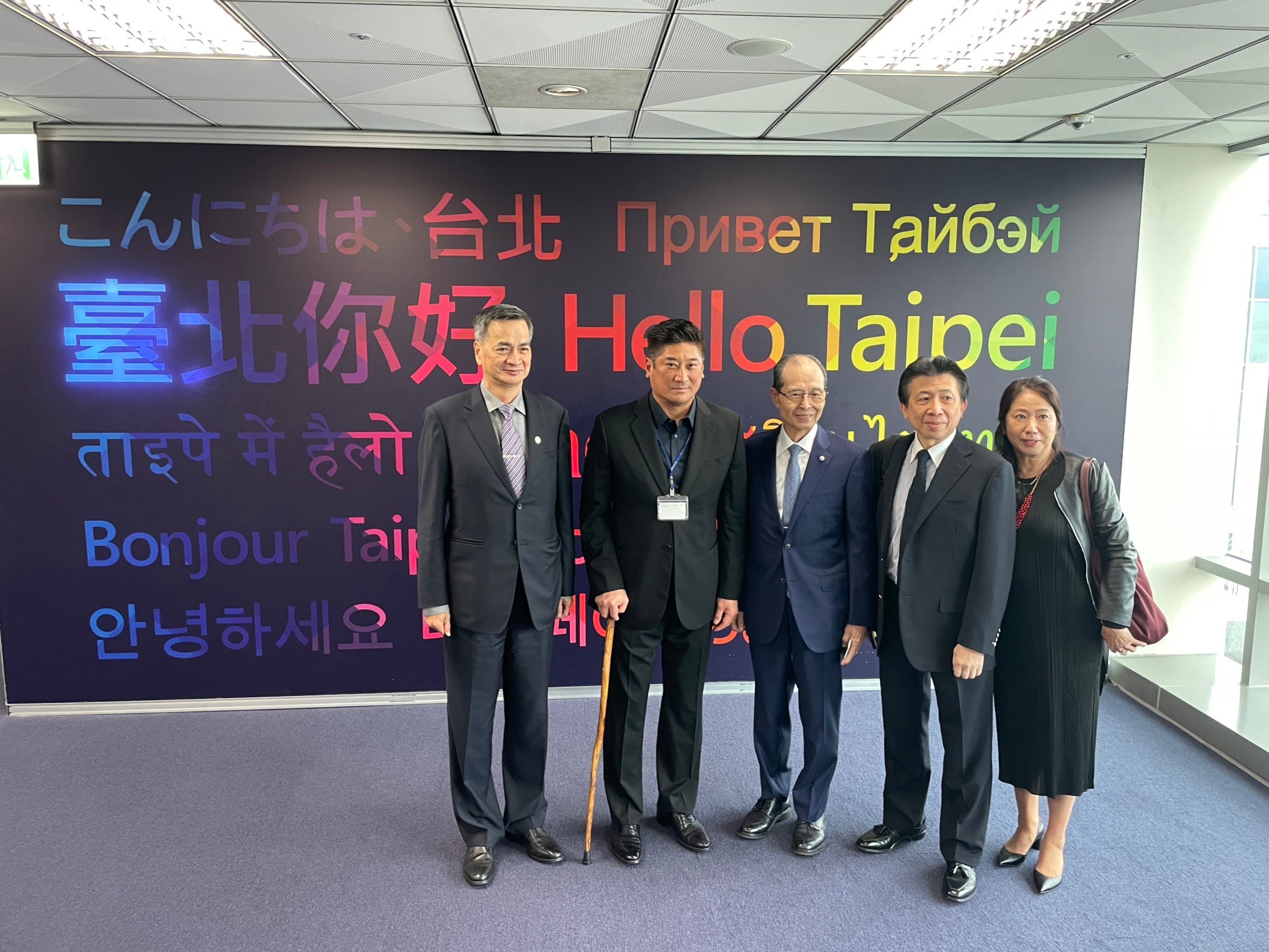 83歲王貞治久違來台身體狀況OK　球迷好奇辜仲諒拄枴杖接機