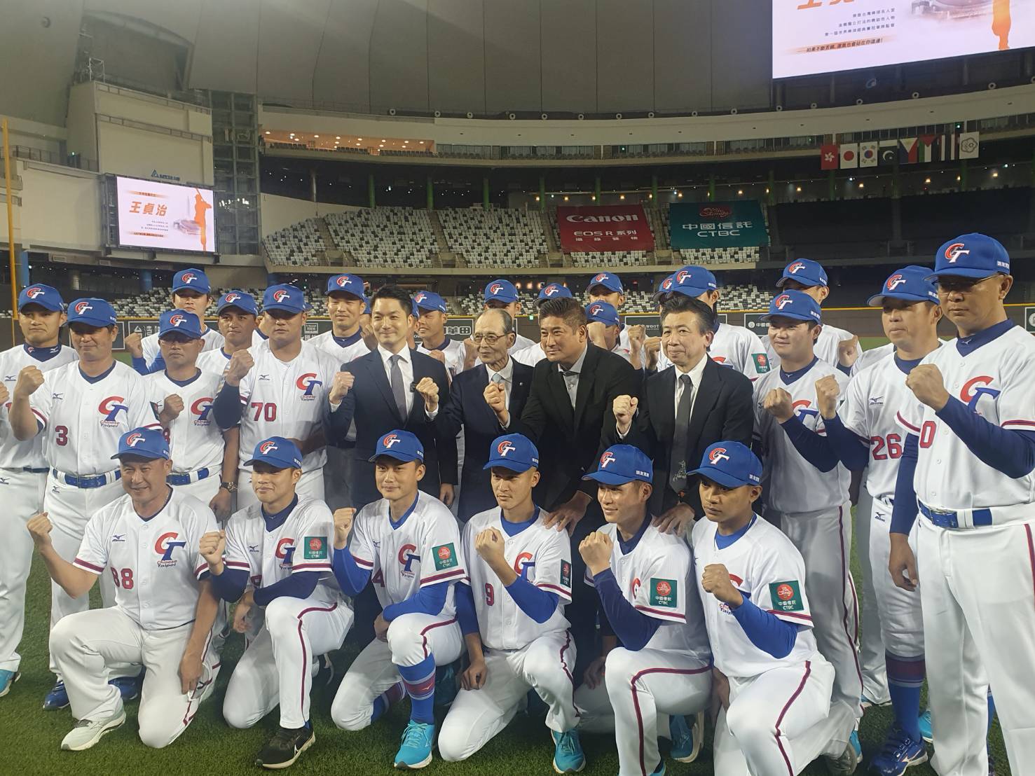 亞錦賽》大巨蛋歷史首戰　蔣萬安邀請職棒2年龍獅總冠軍賽元老球員見證