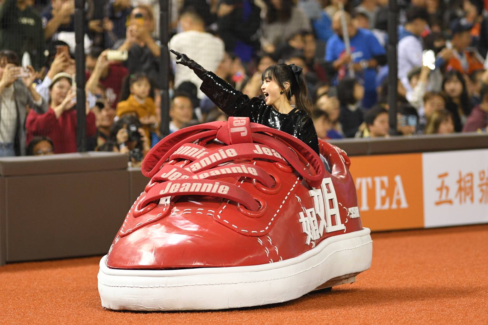 亞錦賽》首位插旗大巨蛋藝人　「姐姐」謝金燕開大球鞋進場