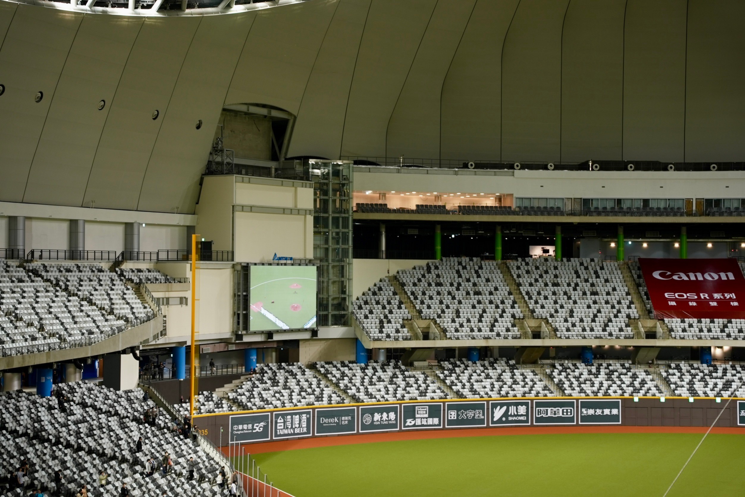 亞錦賽》大巨蛋驚爆比賽中漏水　現場測到球速也比較慢　