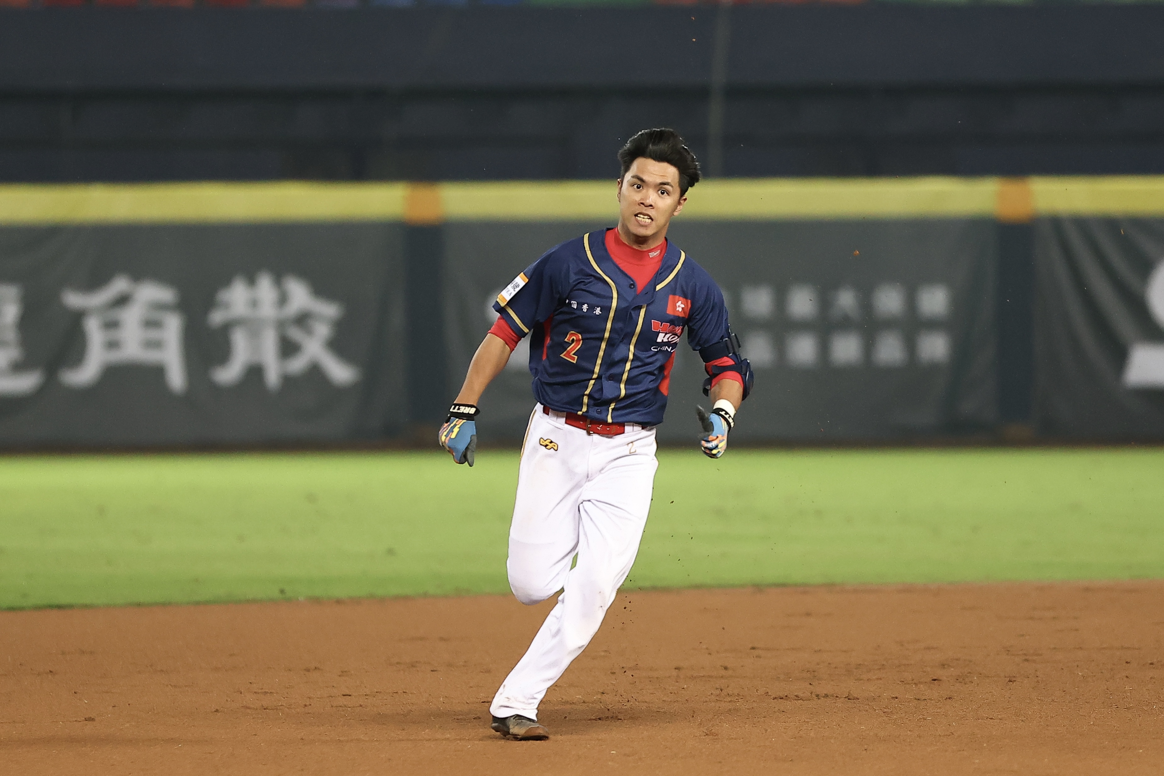 亞錦賽》香港陳卓喬敲三壘安打先馳得點　台灣球迷爆掌聲鼓勵