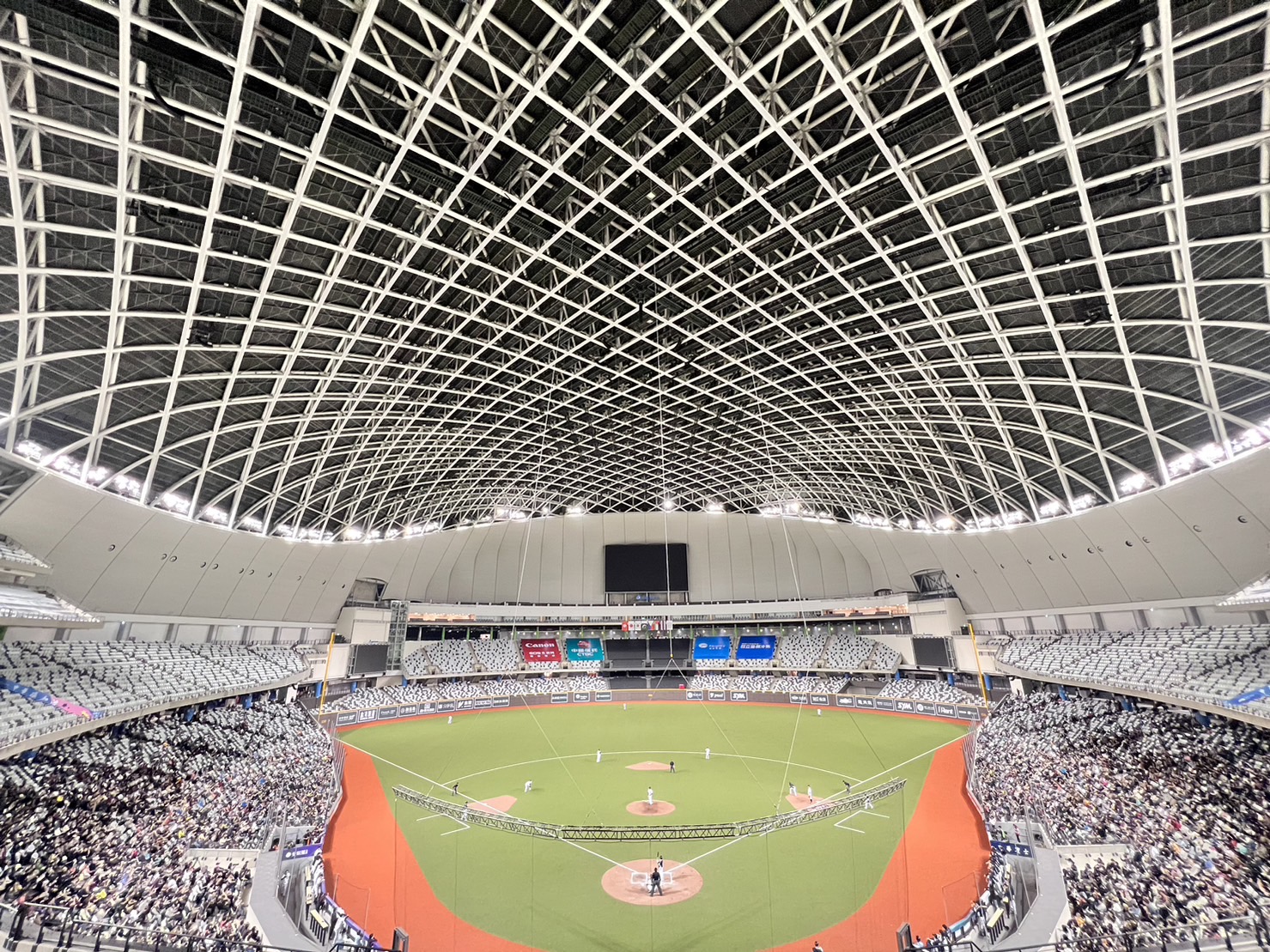 亞錦賽》日韓戰7局上大螢幕「罷工」　7下才恢復正常