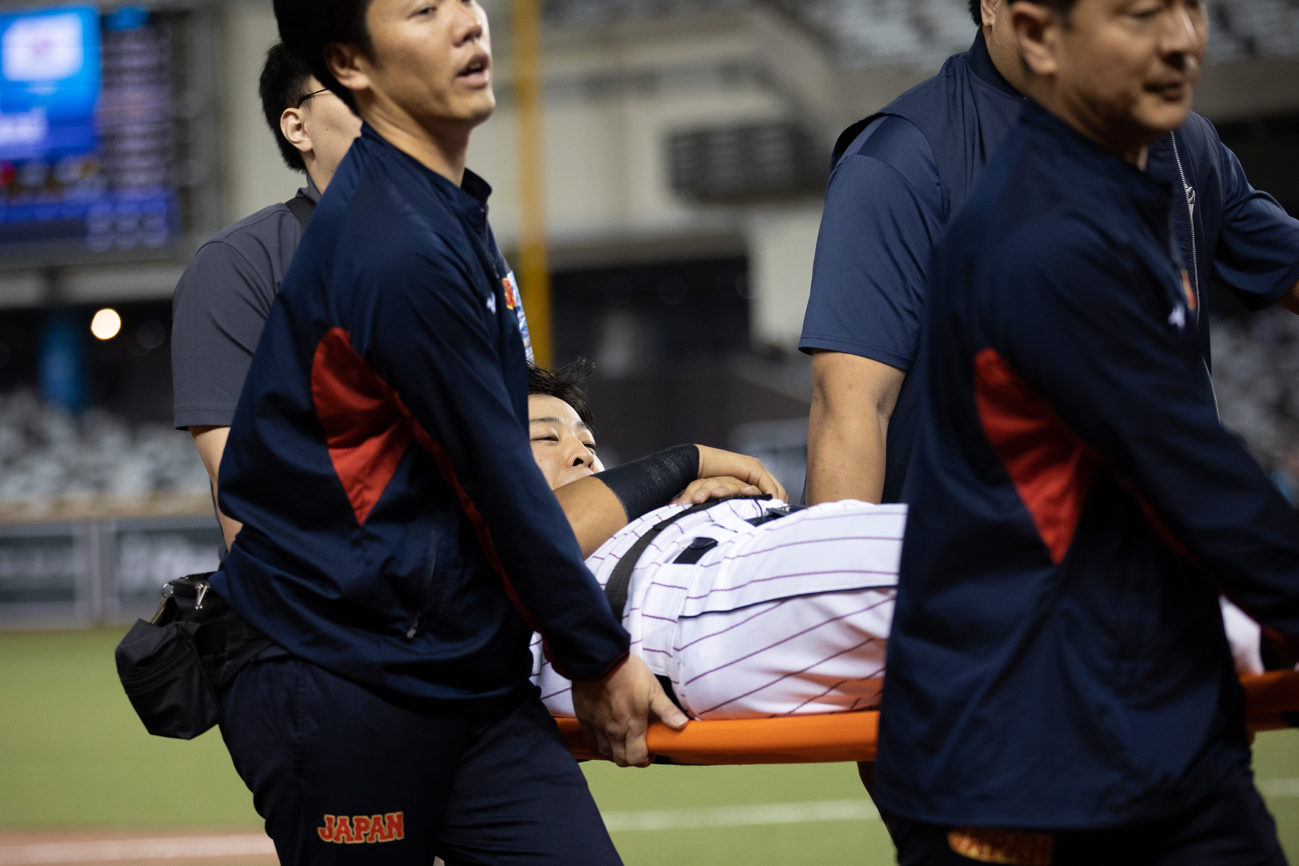 亞錦賽》日本4番中外野撞牆接球倒地　台灣球迷心疼掌聲鼓勵