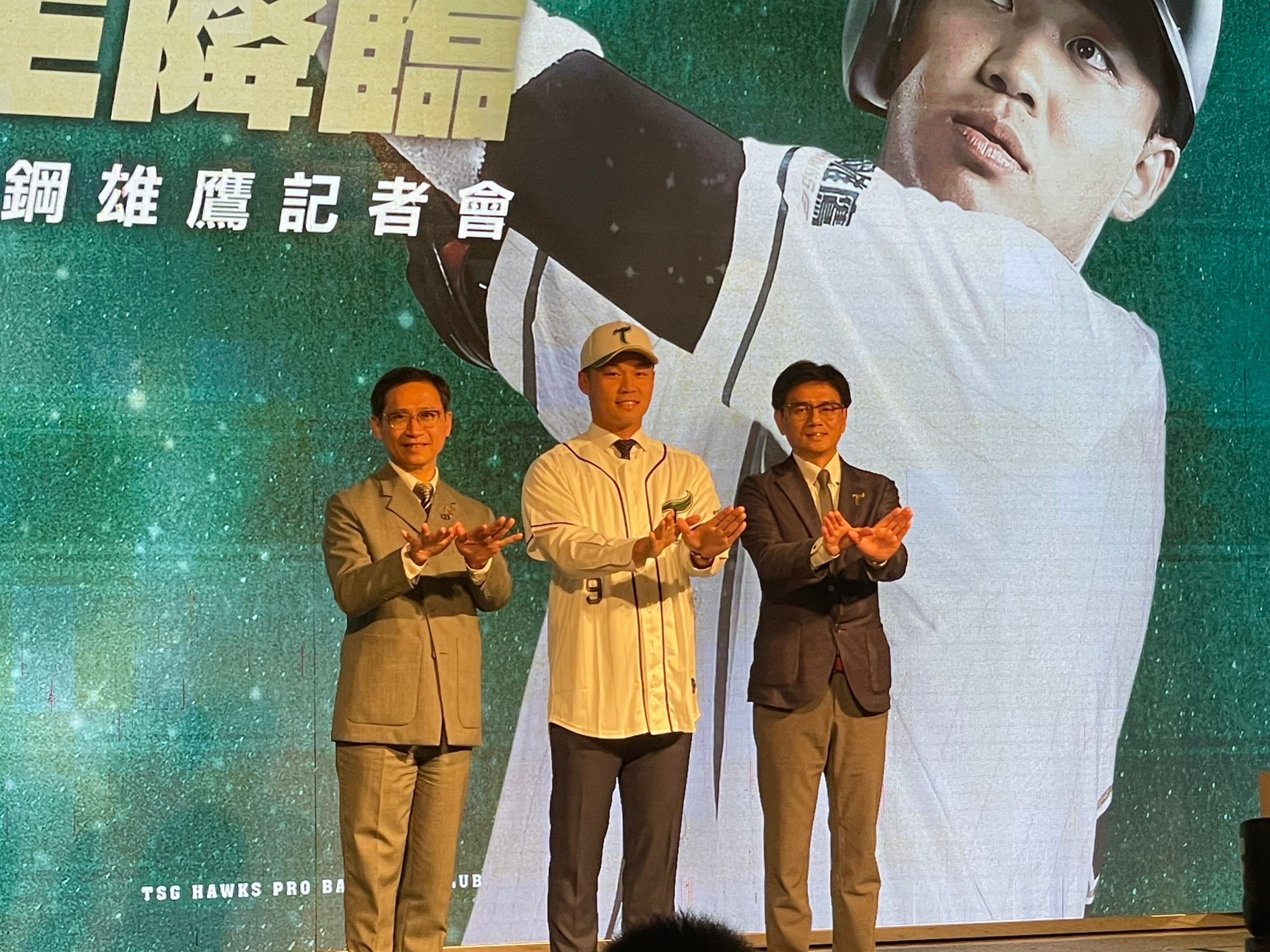 王柏融正式加盟台鋼雄鷹。冼祖名攝