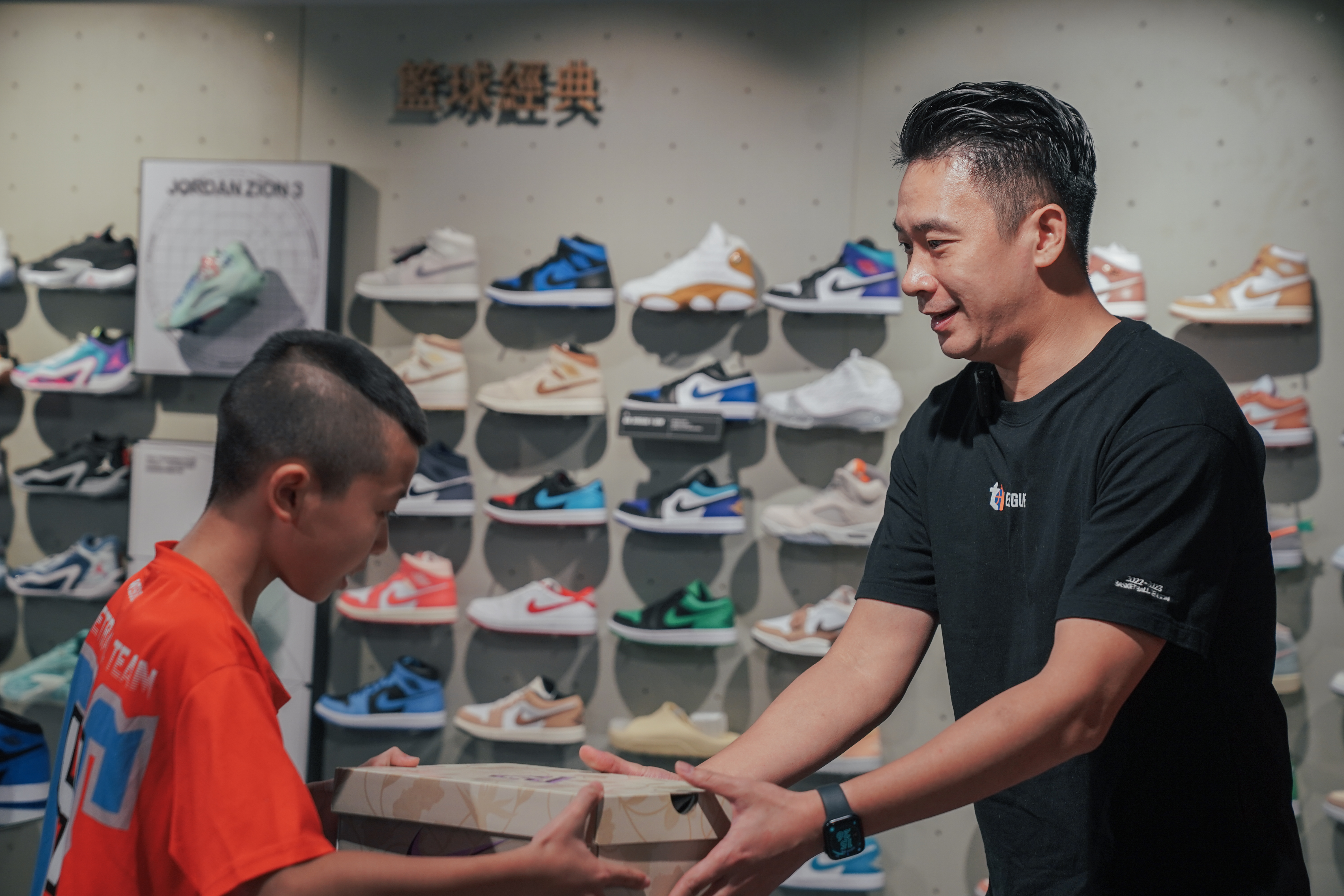 聖誕送愛心　T1聯盟送球鞋給偏鄉孩童