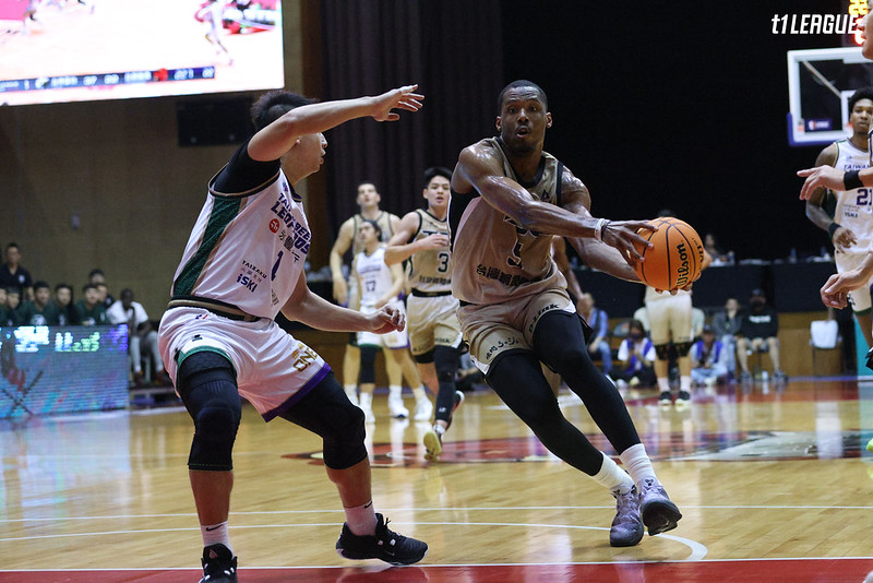 金恩23分大三元　獵鷹主場首戰逆轉勝