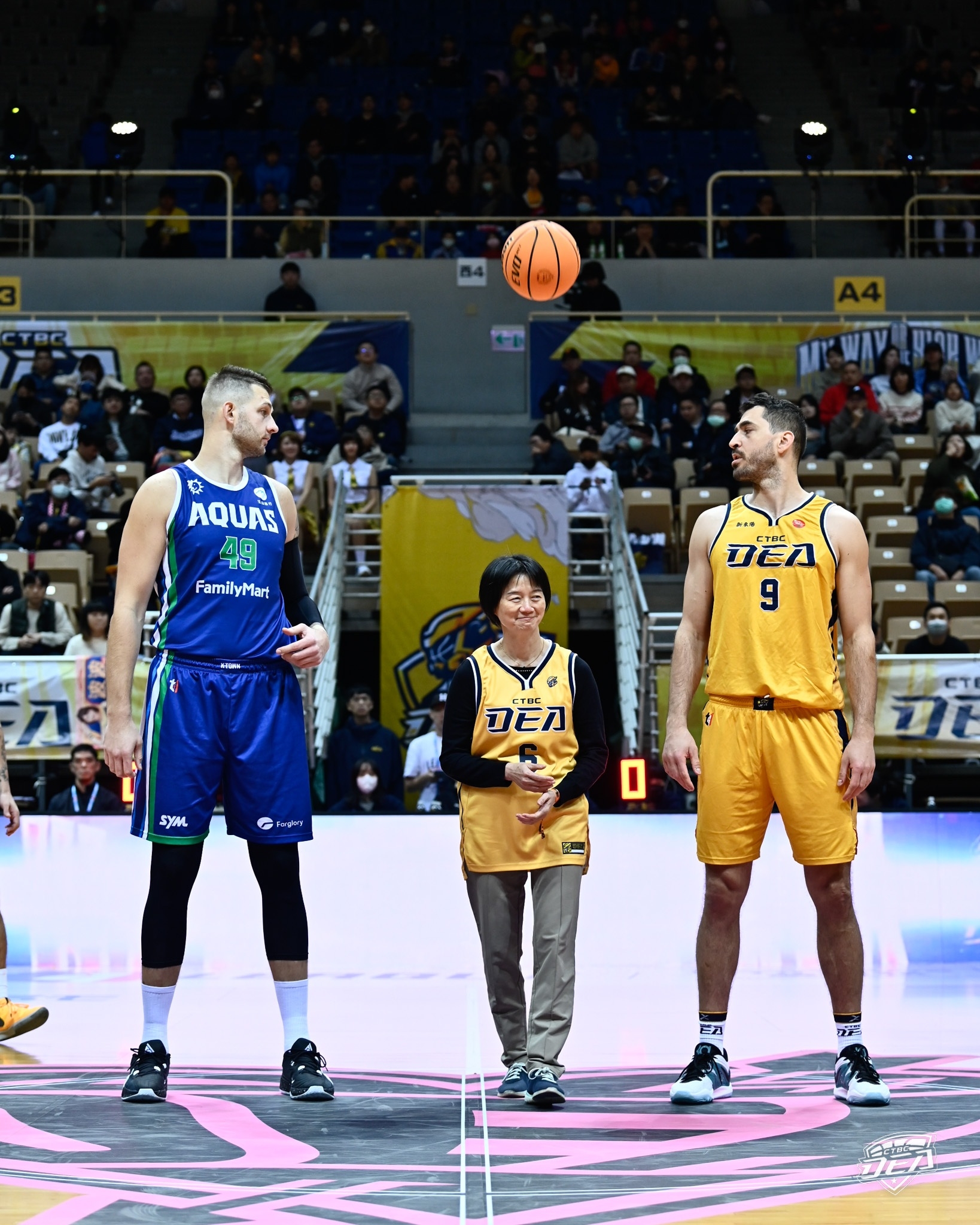 新北檢察署長為特攻開球　盼維護職籃環境