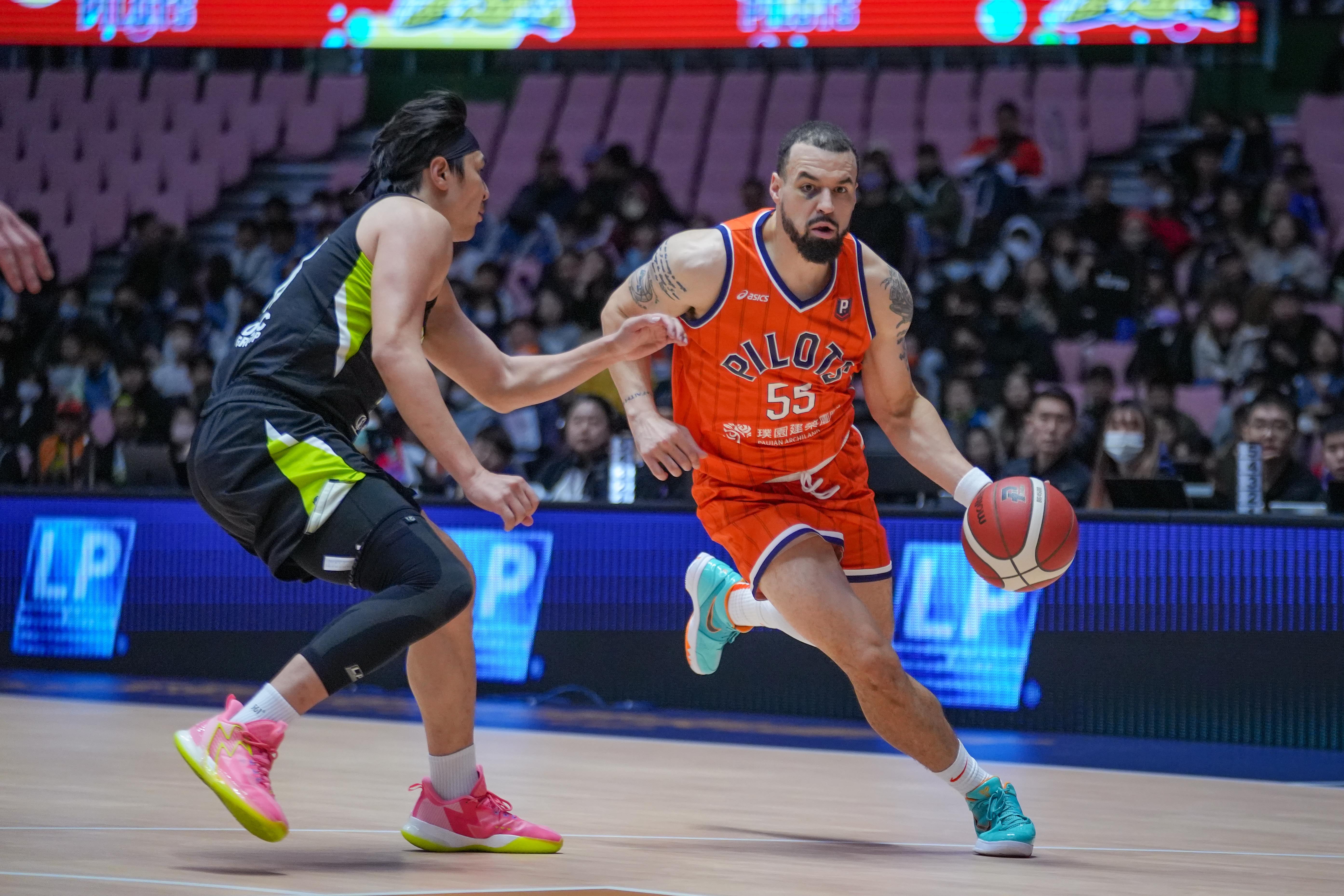 塔克回歸差點大三元　賞鋼鐵人第8敗