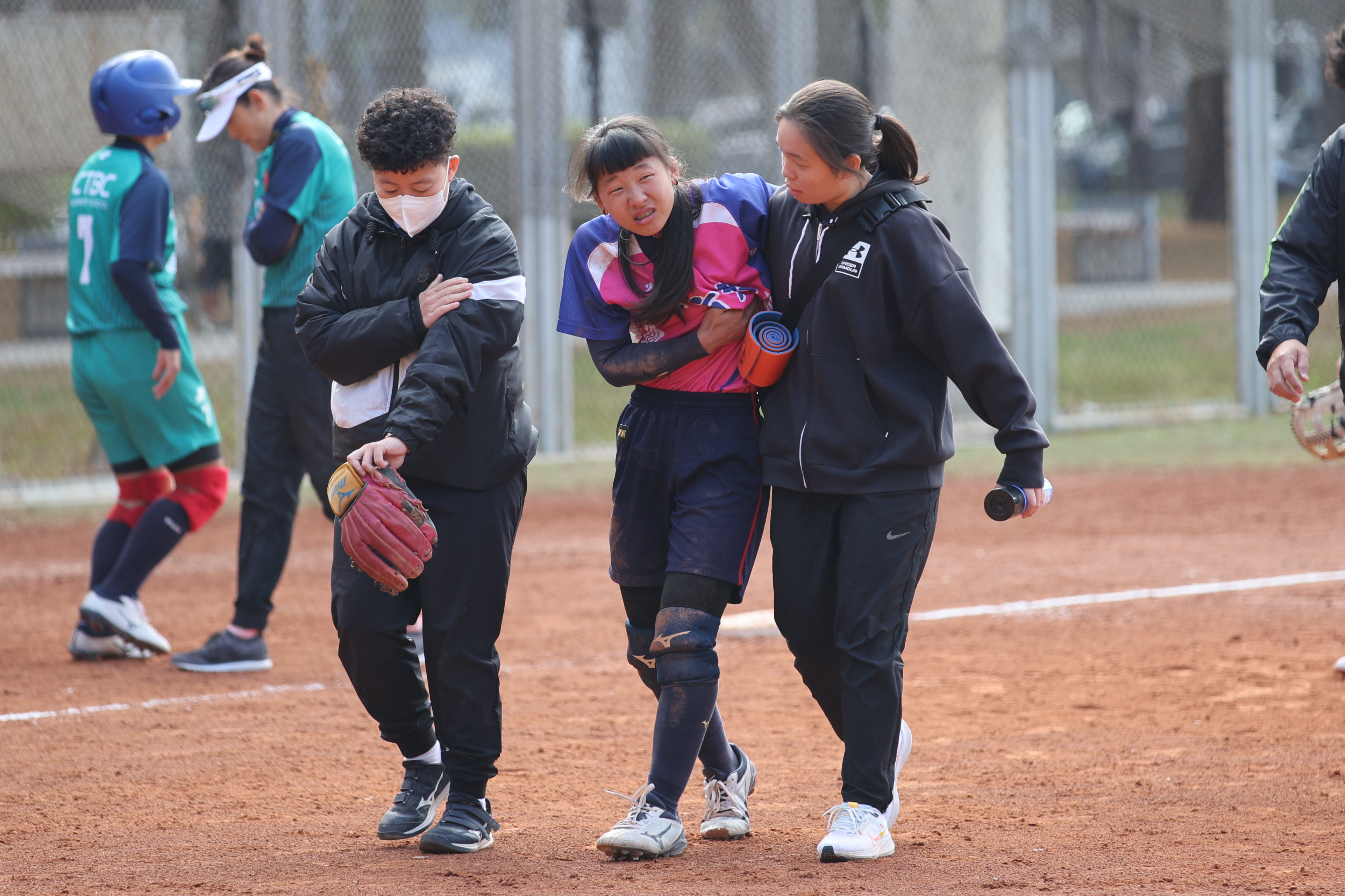 撞傷退場鍾宜芸呼可惜　邱鈺然首轟助北市大3連勝