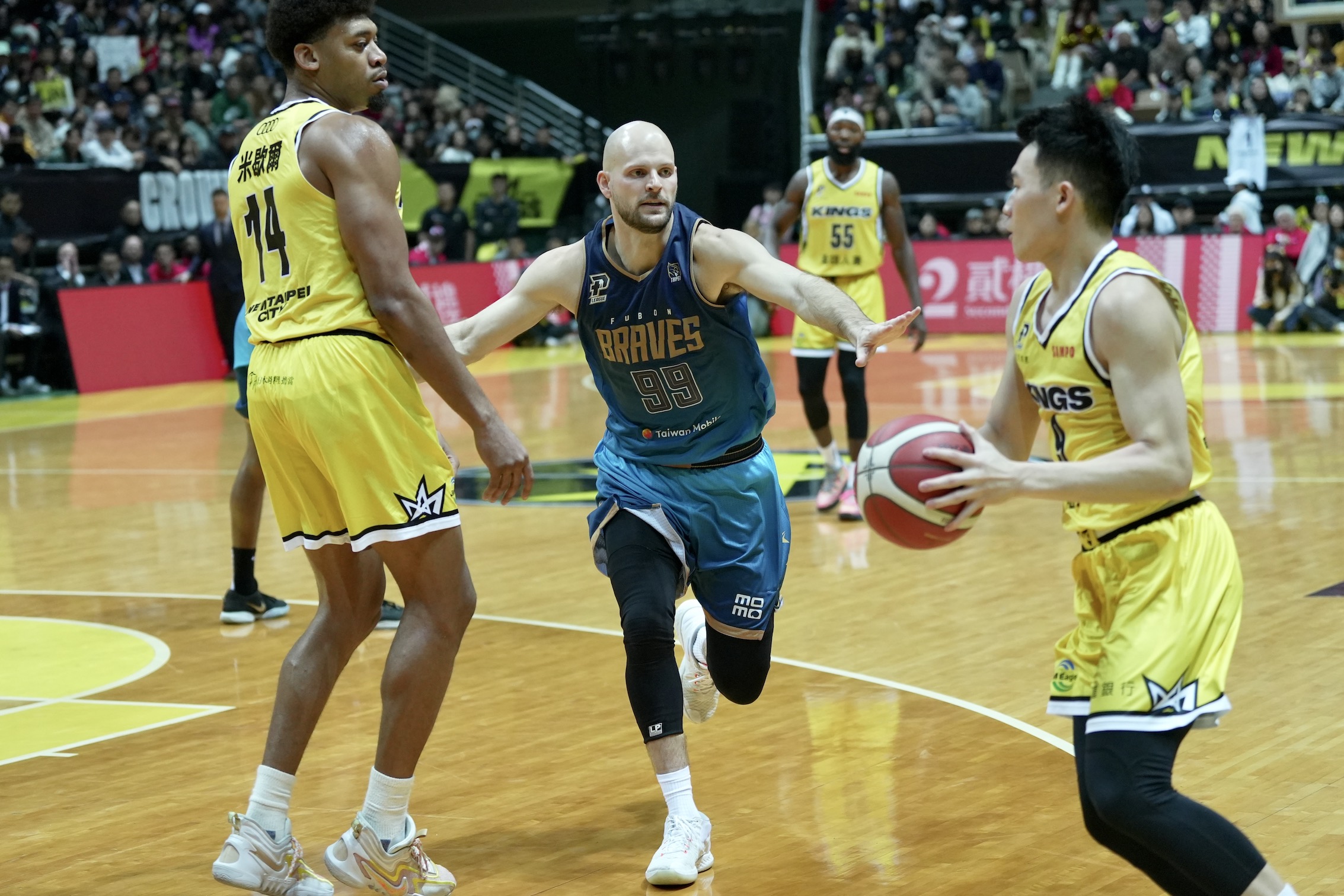 富邦勇士首秀　洋將布朗打到快抽筋