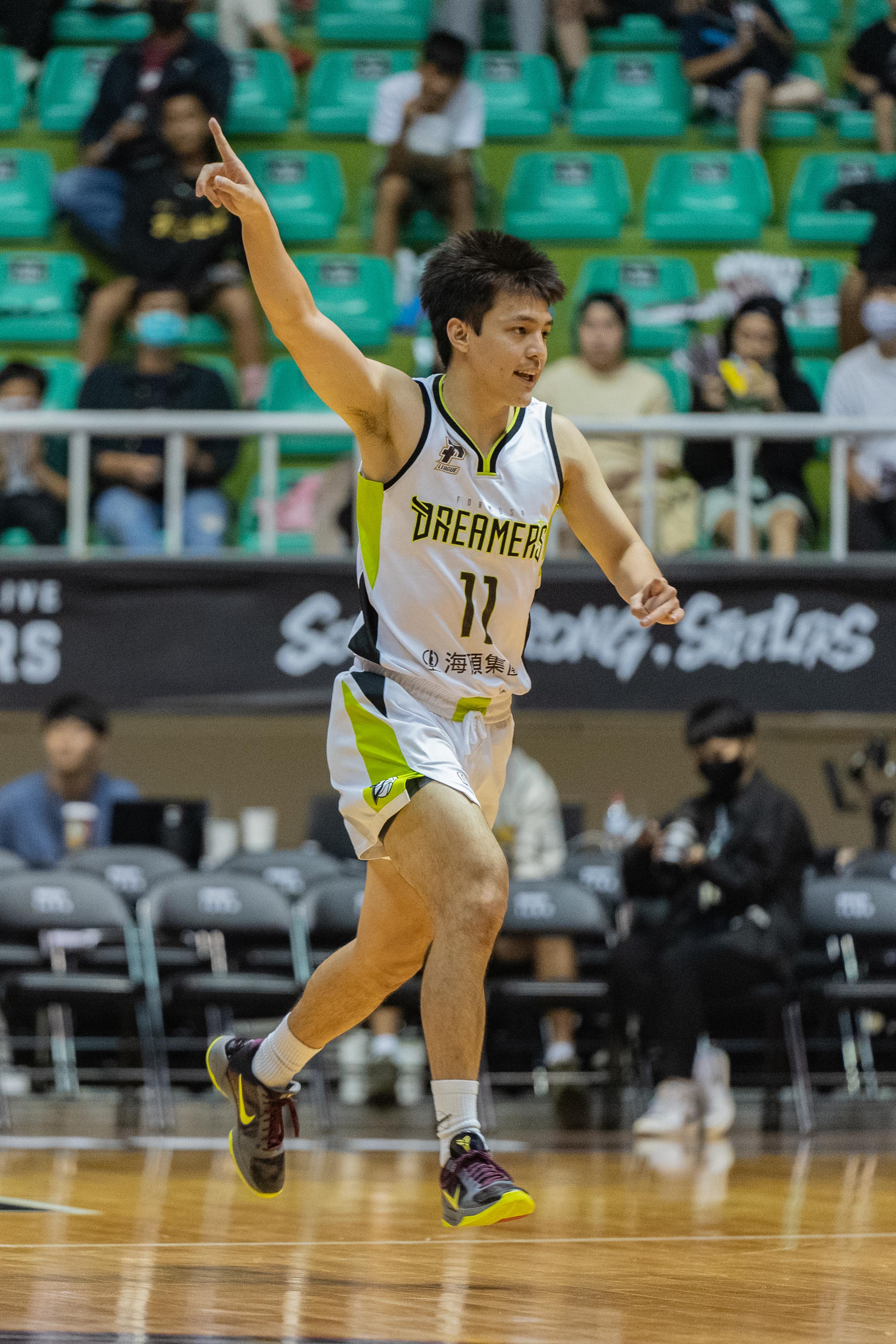 林俊吉小跑車狂飆　米歇爾帶頭抗敵