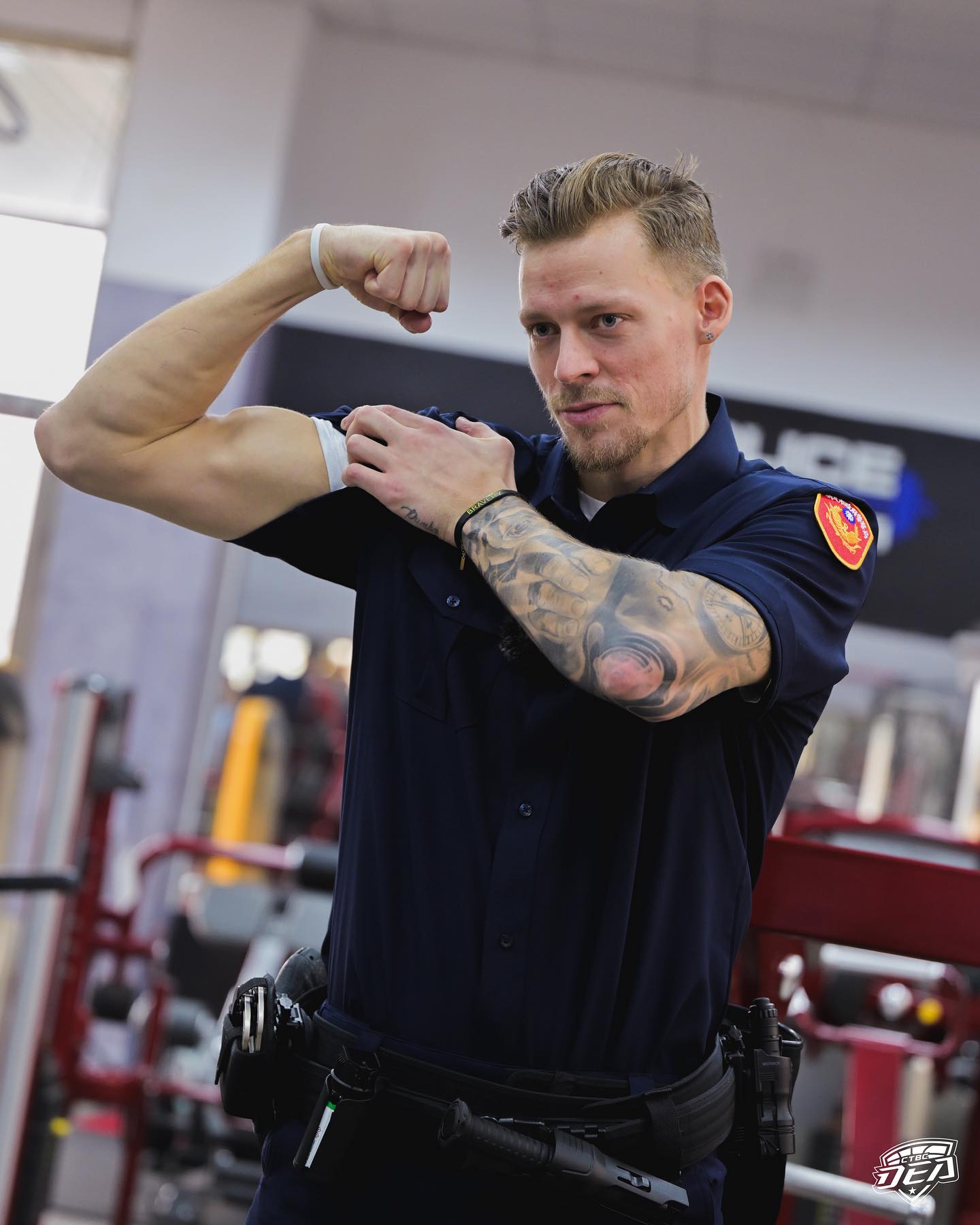 飛克化身性感警員　特攻球員出任務