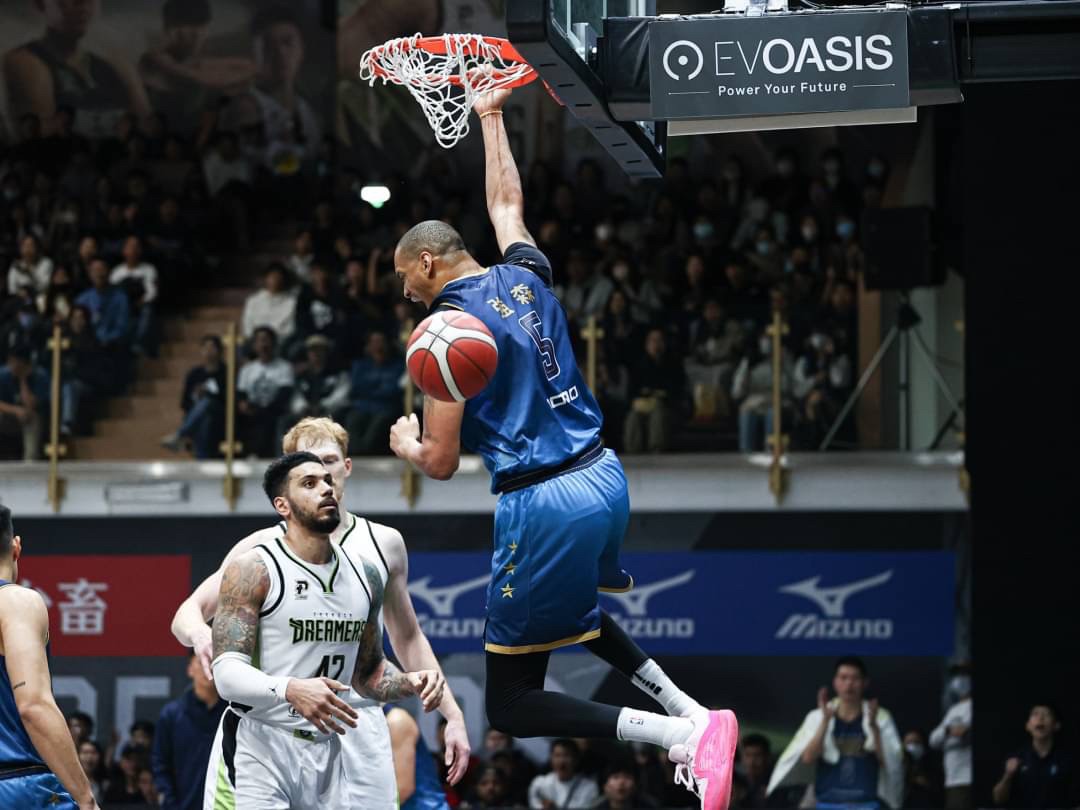 強森決勝期鞏固禁區　勇士賞夢想家本季首次連敗